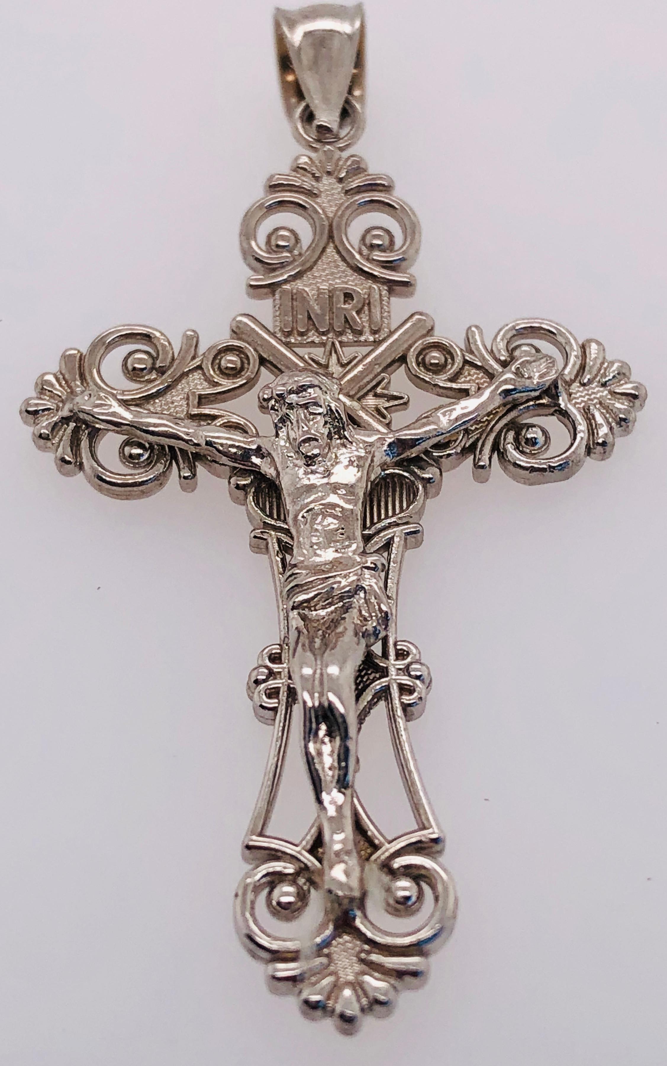 14 Karat White Gold Cross / Religious Pendant In Good Condition For Sale In Stamford, CT
