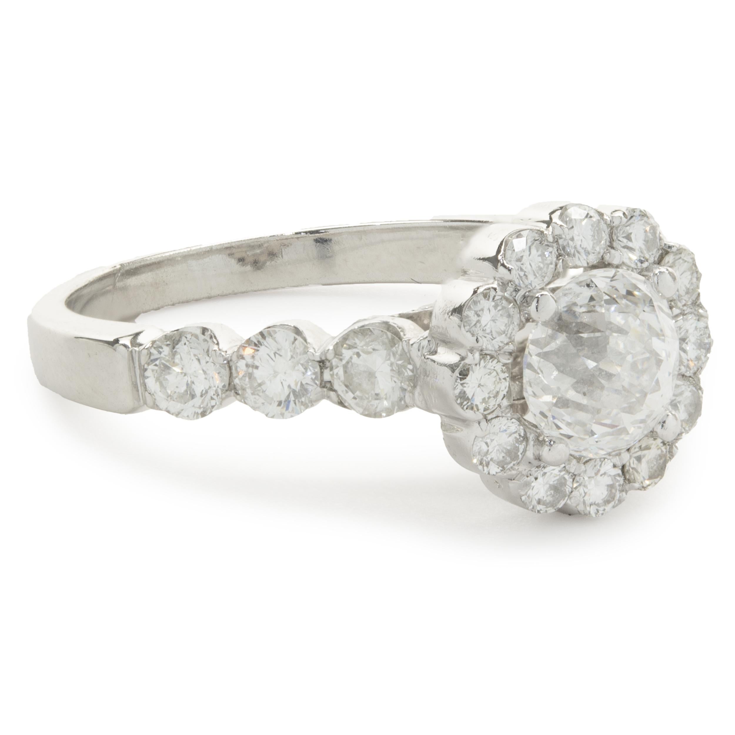 Designer: individuell
Material: 14K Weißgold
Diamant in der Mitte: 1 Krone mit hellem Schliff = 1,20ct
Farbe: G
Klarheit: VS1
Diamant: 38 runder Brillantschliff = 0,88cttw
Farbe: G
Klarheit: VS1-2
Ringgröße: 7 (bitte erlauben Sie zwei zusätzliche