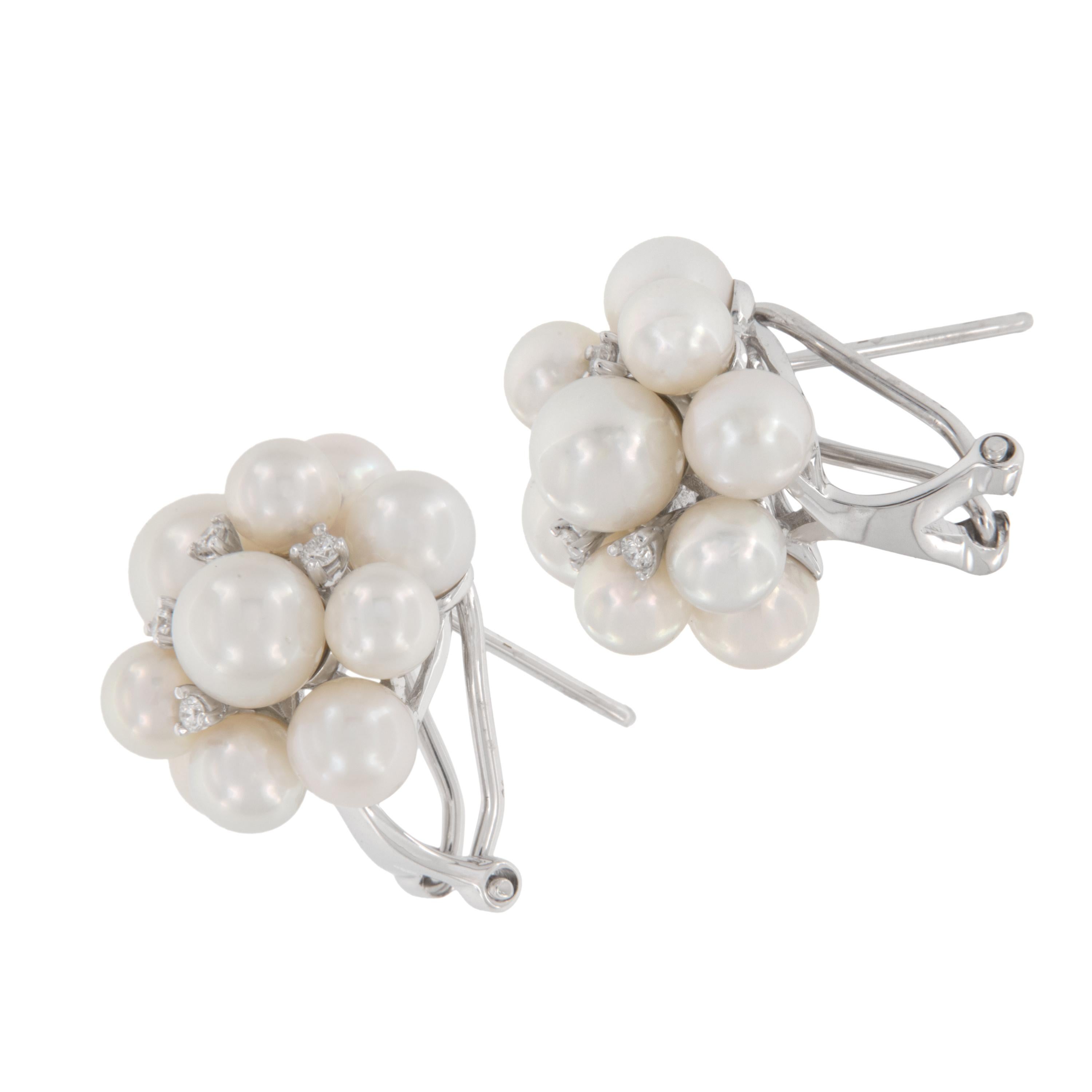 Fabricados en oro blanco de 14 quilates, estos pendientes en racimo de perlas cultivadas estilo burbuja están acentuados con 14 diamantes = 0,17 qt (SI-I, G-H) metidos entre las perlas 