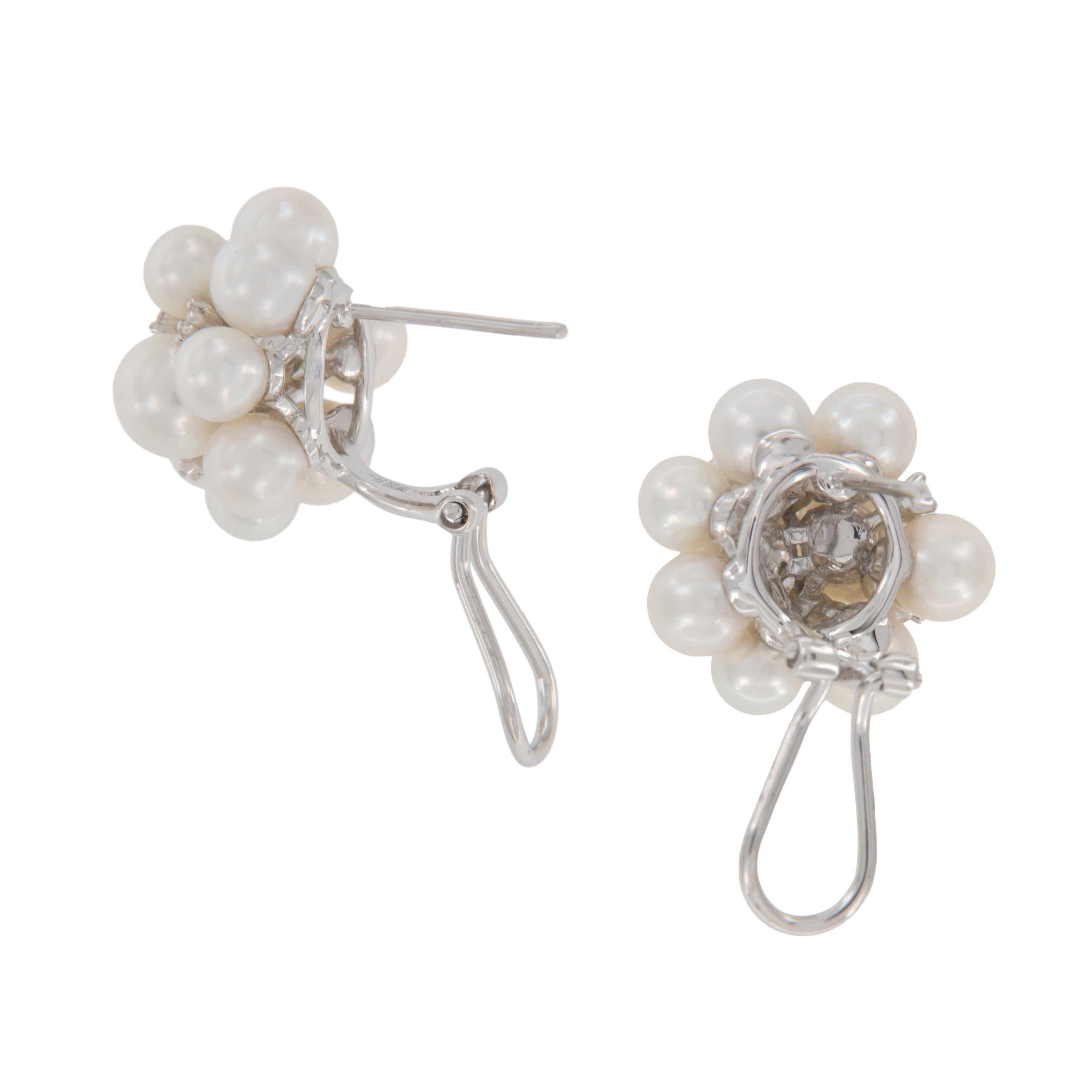 Pendientes Racimo Burbuja de Diamantes y Perlas Cultivadas en Oro Blanco de 14 Kilates Corte redondo en venta
