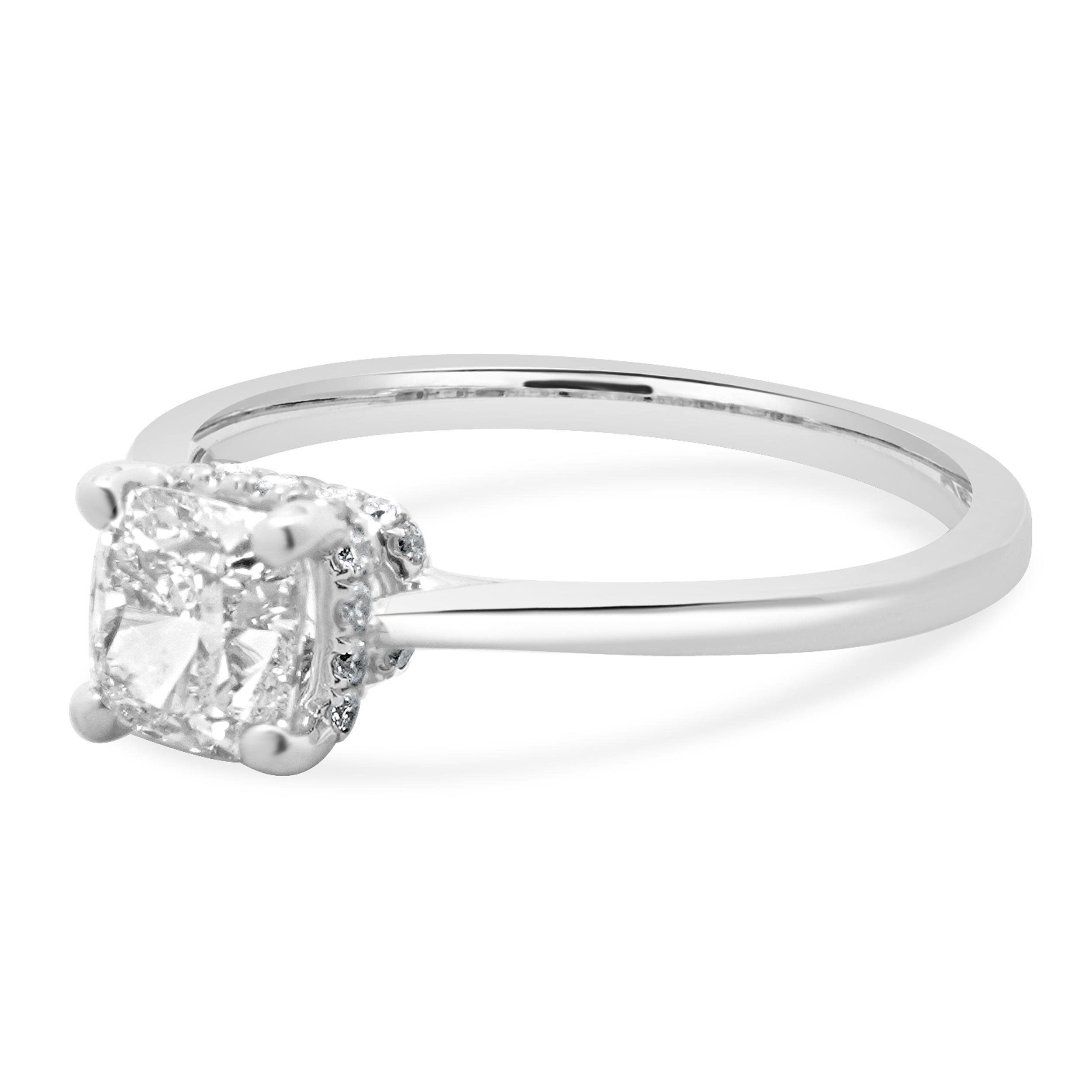 Concepteur : personnalisé
Matériau : Or blanc 14K
Diamant central : 1 taille coussin = 1,01ct
Couleur : J
Clarté : SI2
GIA : 6237143609
Diamant :  taille ronde brillante = 0,15cttw
Couleur : H
Clarté : SI1
Taille : 6.5 taille complémentaire