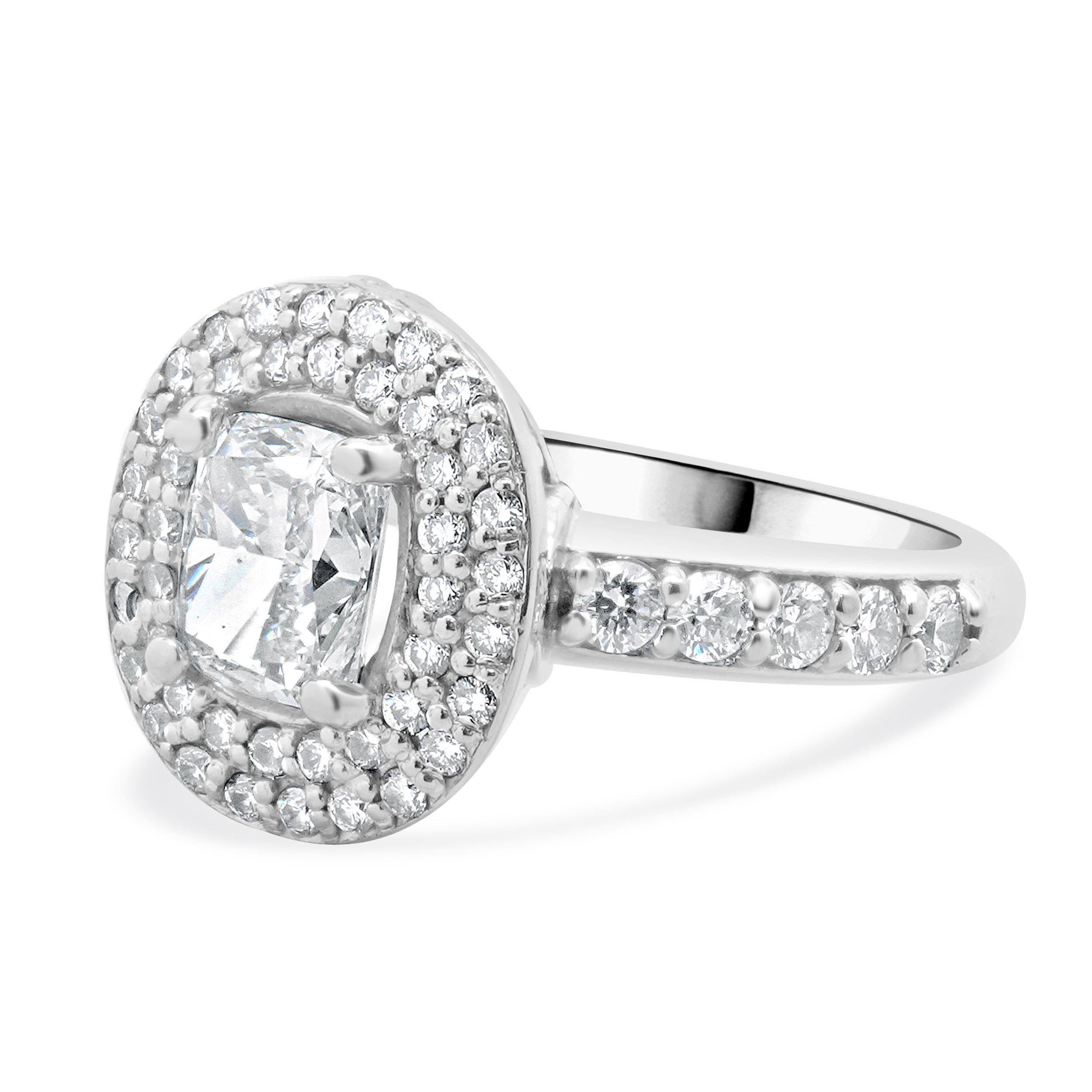 Designer: personalizzato
Materiale: oro bianco 14 carati
Diamante centrale: 1 taglio a cuscino = 1,01ct
Colore : I+I
Chiarezza : SI1
GIA: 1126362340
Diamante: 54 tagli tondi a brillante = 0,75cttw
Colore: H
Chiarezza: SI1
Taglia: 5.25 Taglie
