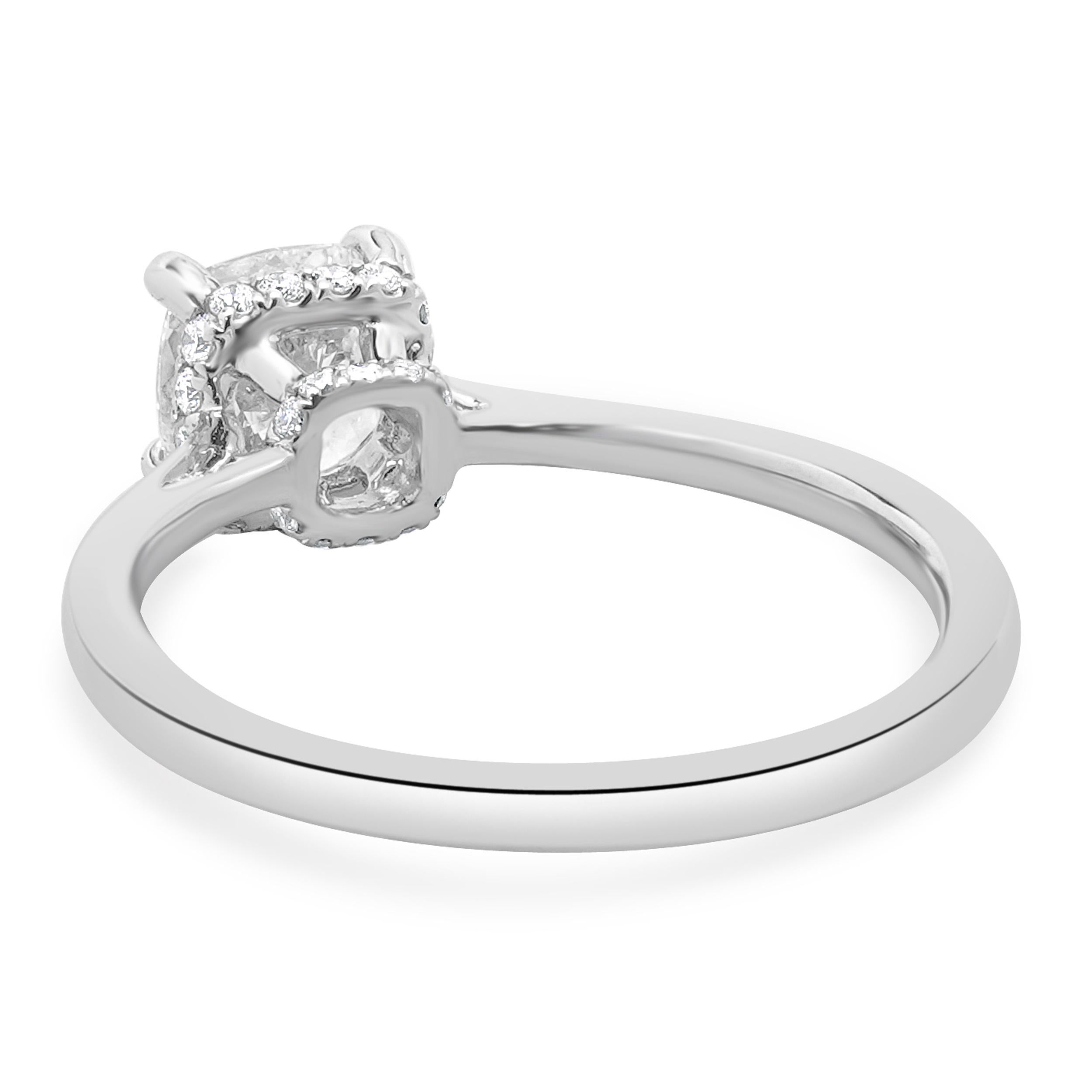 Taille coussin Bague de fiançailles en or blanc 14 carats avec diamant taille coussin en vente