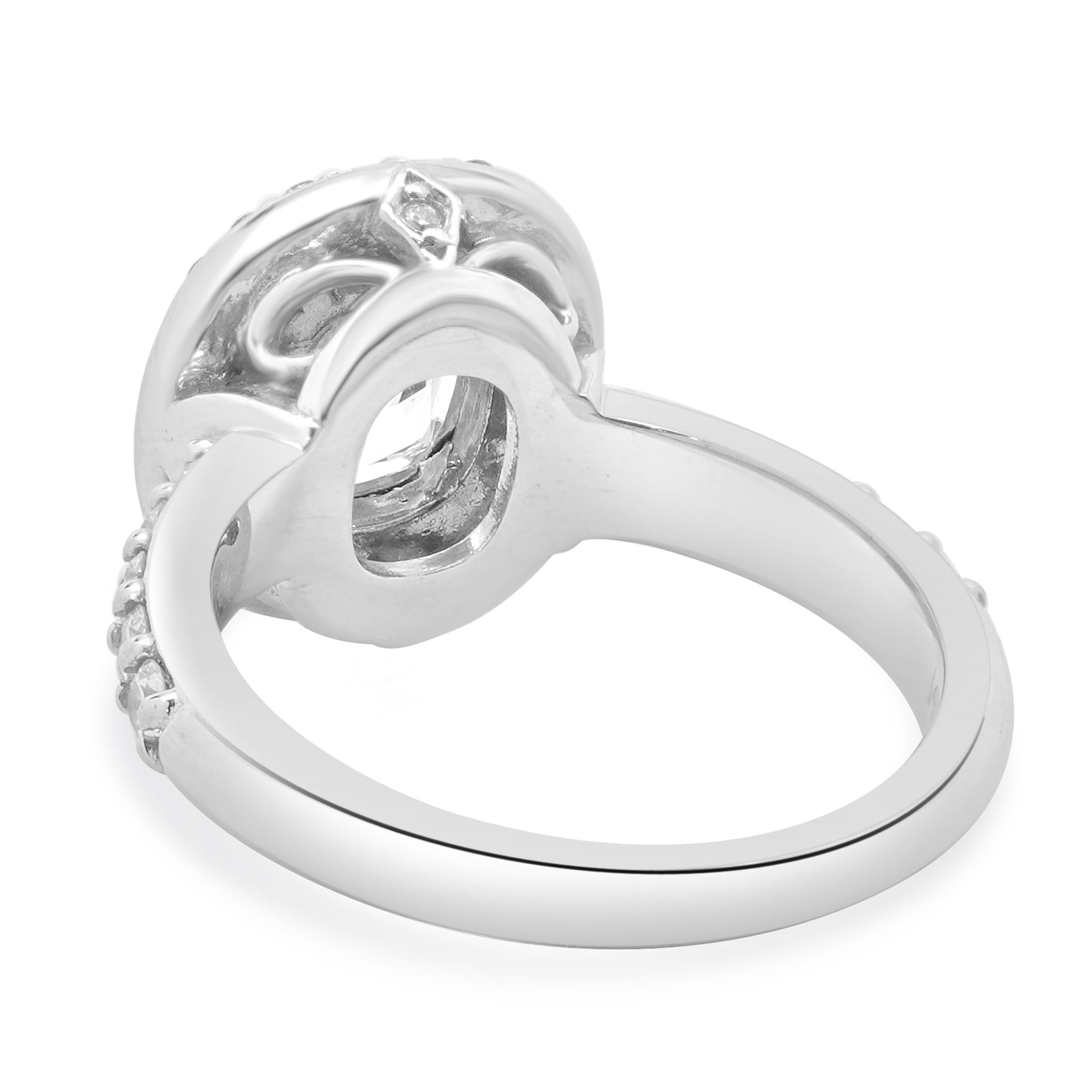 Taglio cuscino Anello di fidanzamento con diamante taglio cuscino in oro bianco 14 carati in vendita