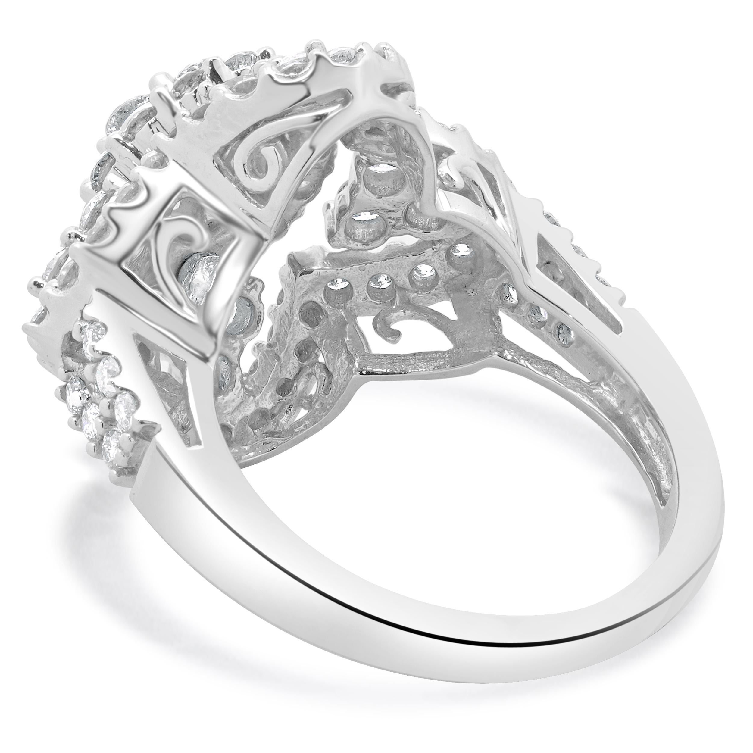 Taille brillant Bague en or blanc 14 carats à diamants en forme de halo de marguerite en vente