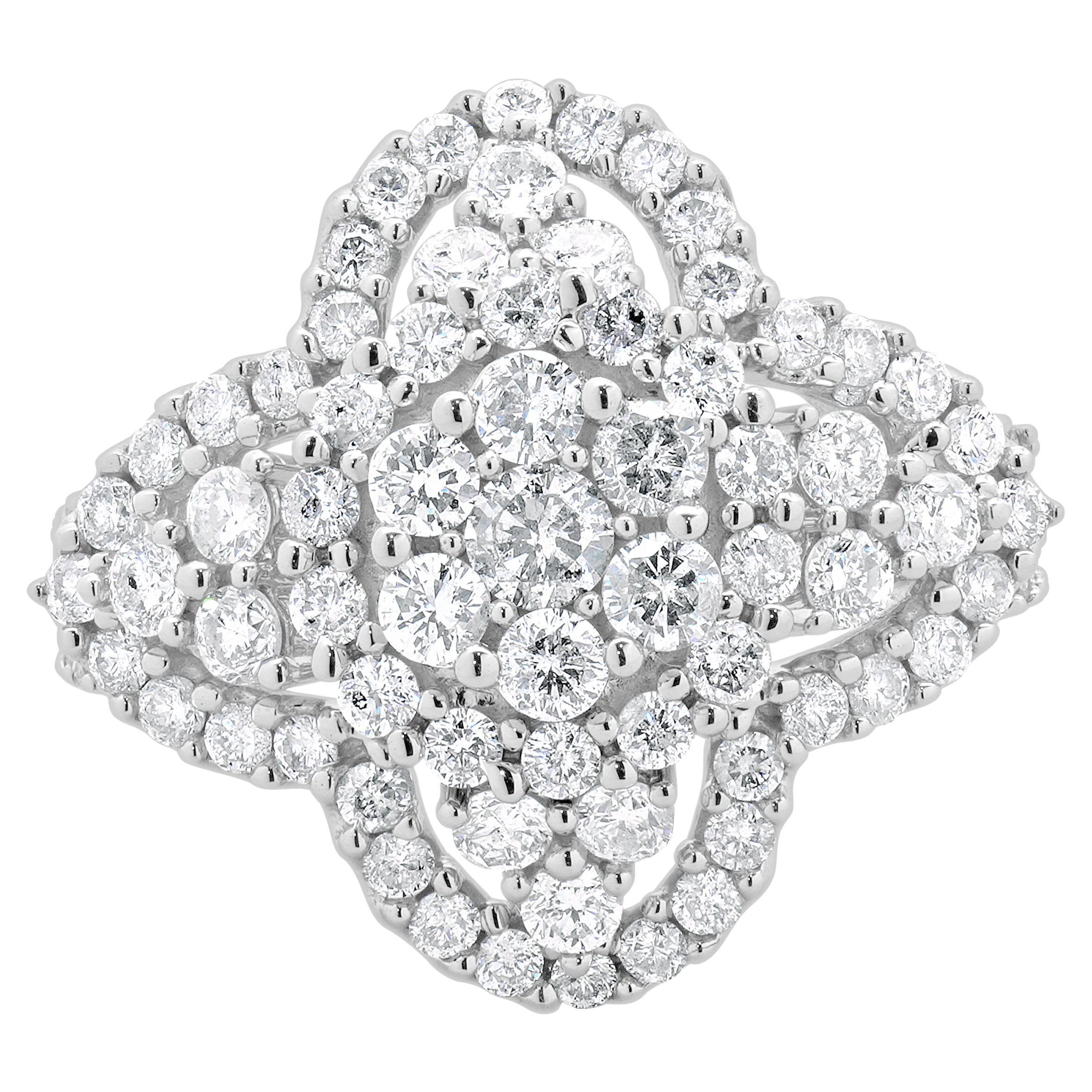 Bague en or blanc 14 carats à diamants en forme de halo de marguerite en vente