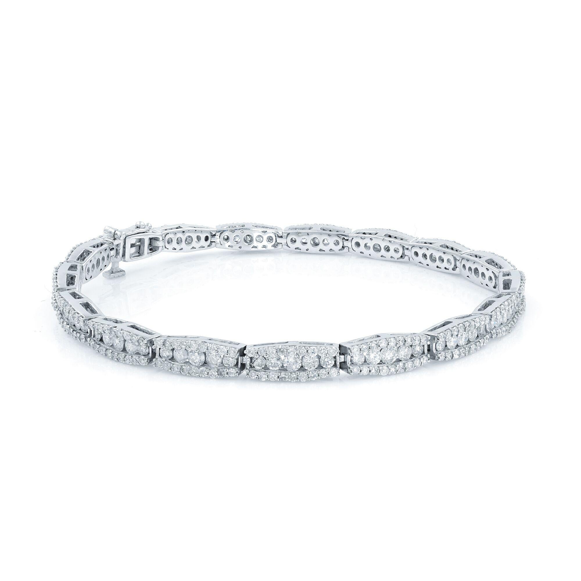 Taille ronde Bracelet tennis pour femmes en or blanc 14 carats et diamants de 3,60 carats en vente