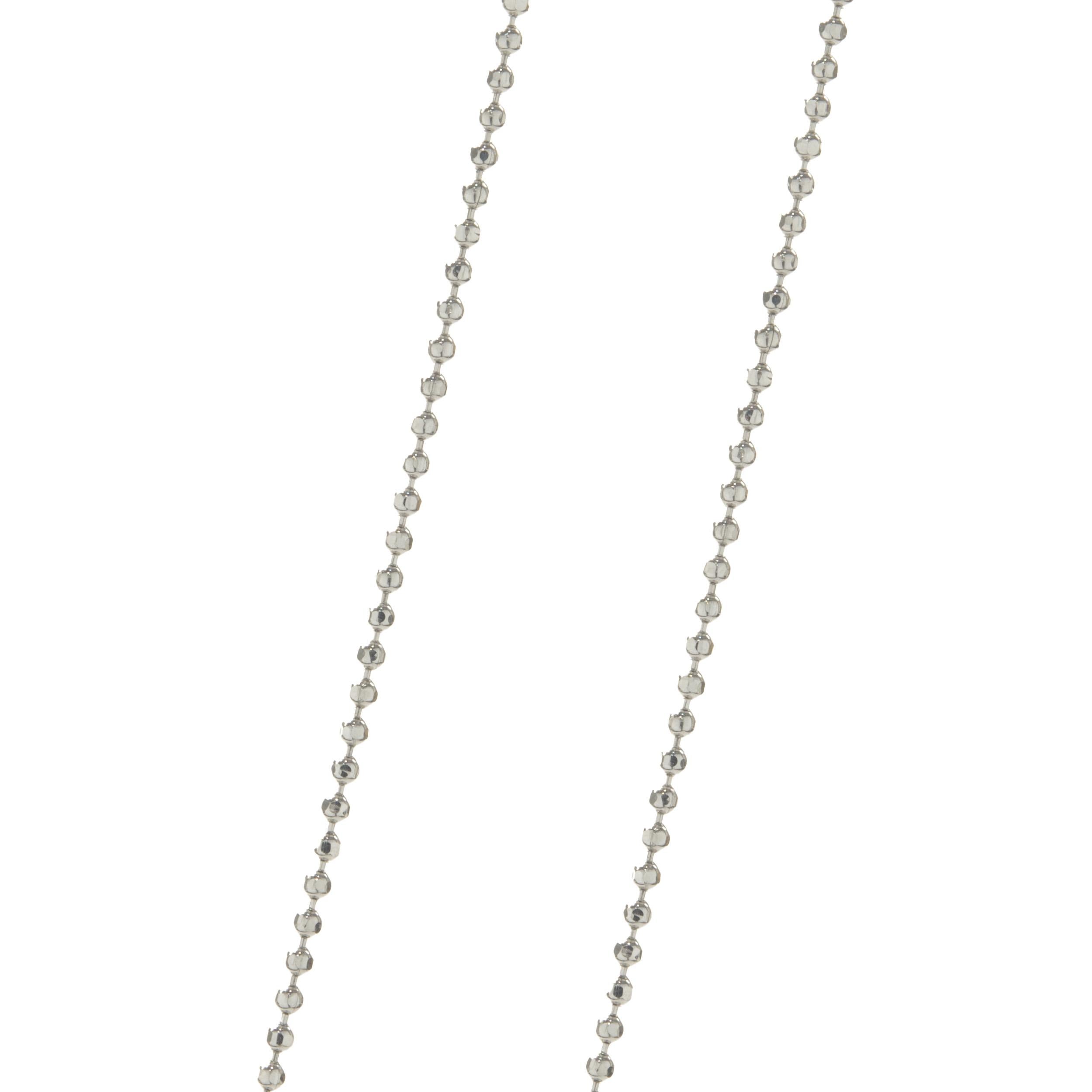 Designer: design personalizzato
Materiale: oro bianco 14 carati
Diamante: taglio rotondo brillante = 0,10cttw
Colore: G 
Chiarezza: VS2
Dimensioni: la collana misura 18 pollici di lunghezza 
Peso: 3.14 grammi