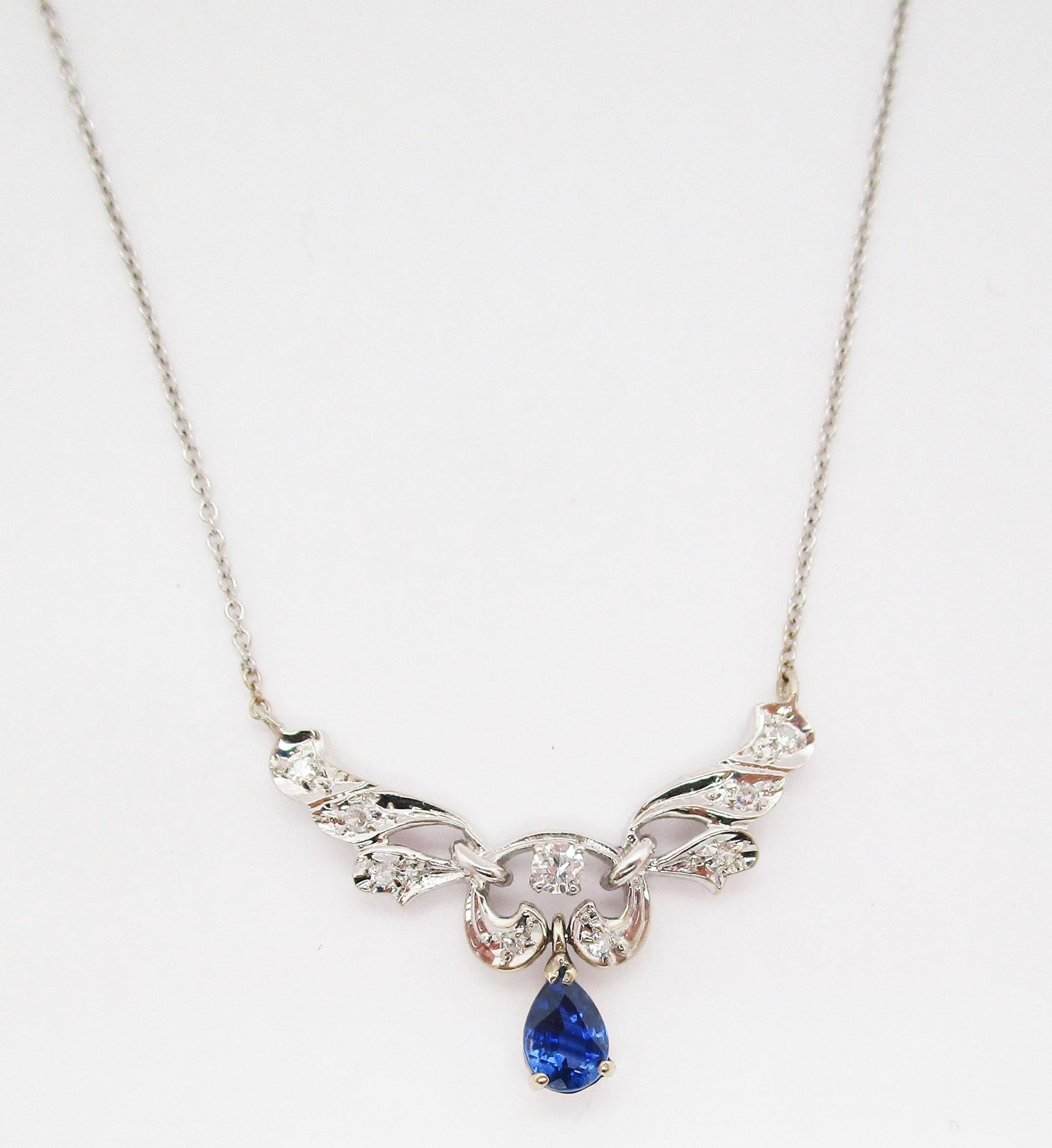 Taille poire Collier en or blanc 14 carats avec diamants et saphirs bleus en vente