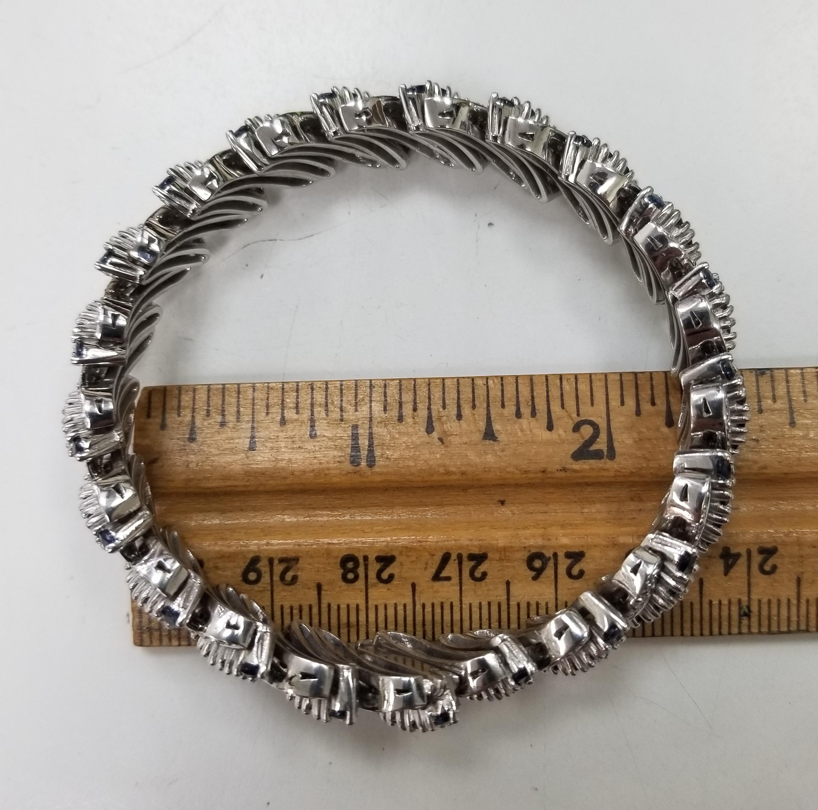 Bracelet flexible en or blanc 14 carats avec diamants et saphirs, datant des années 1960 en vente 4