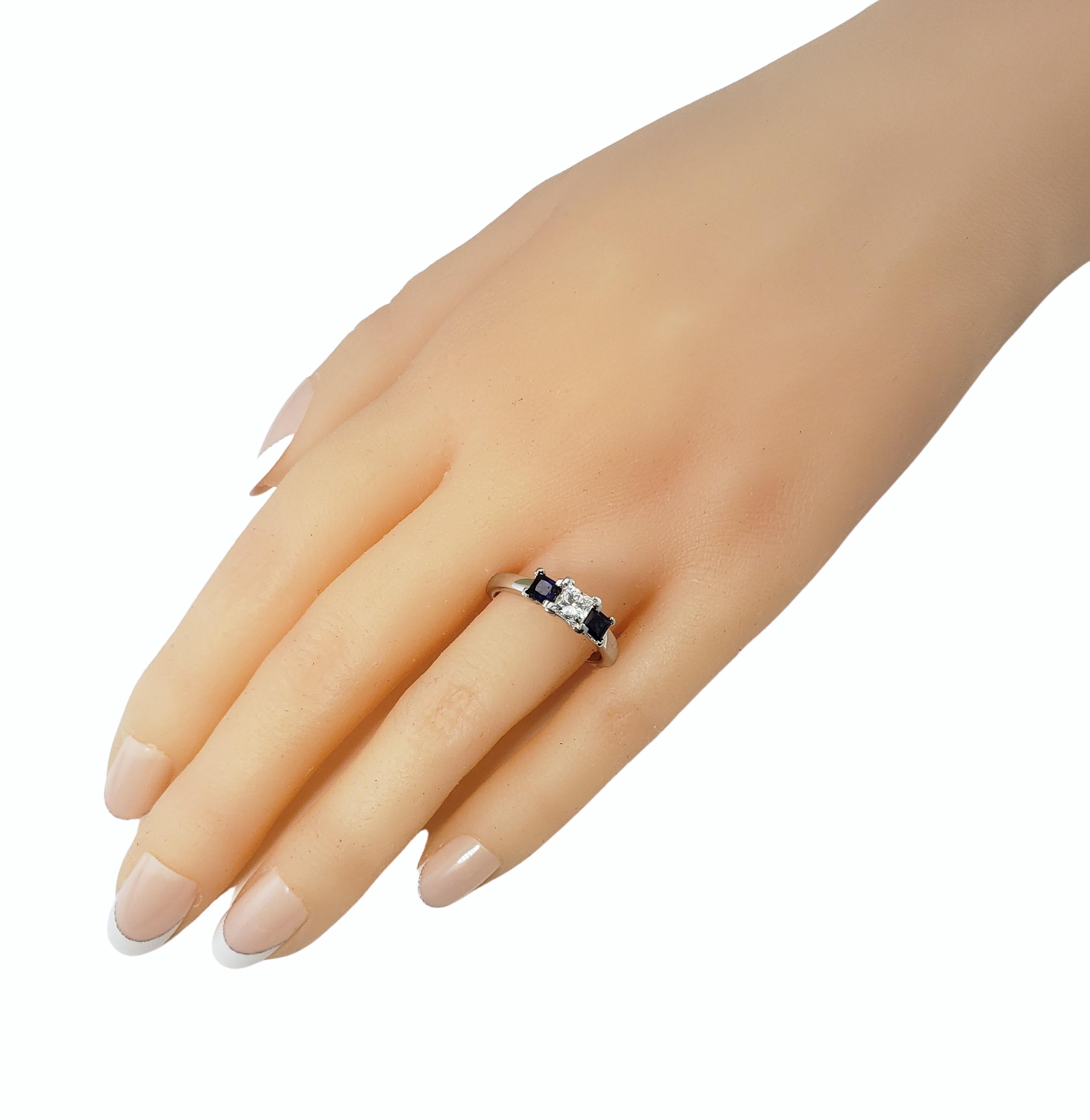 Anello in oro bianco 14 carati con diamanti e zaffiri misura 7 in vendita 3
