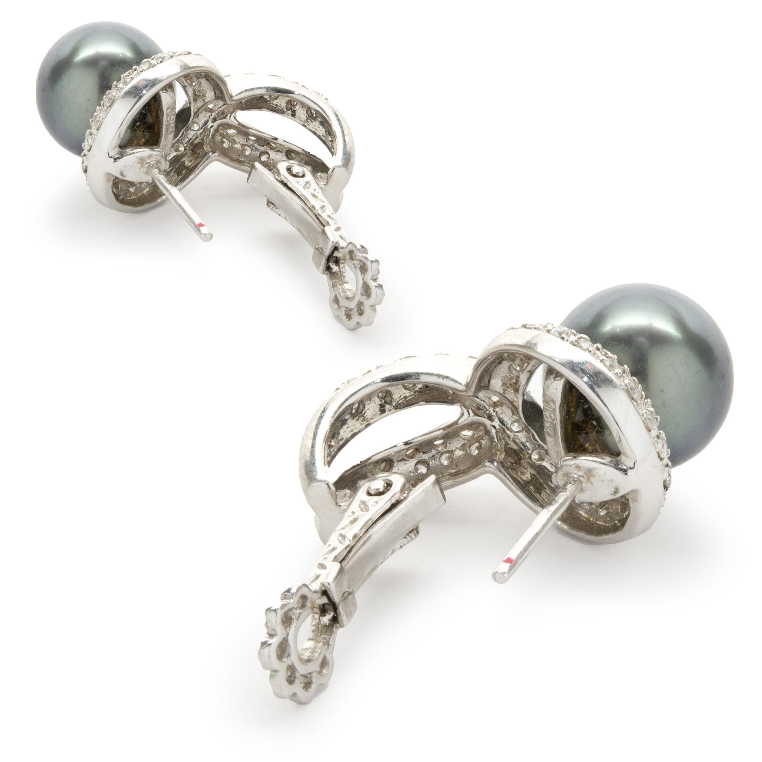 14 Karat Weißgold Diamant- und Tahiti-Perlen-Tropfen-Ohrringe im Zustand „Hervorragend“ im Angebot in Scottsdale, AZ