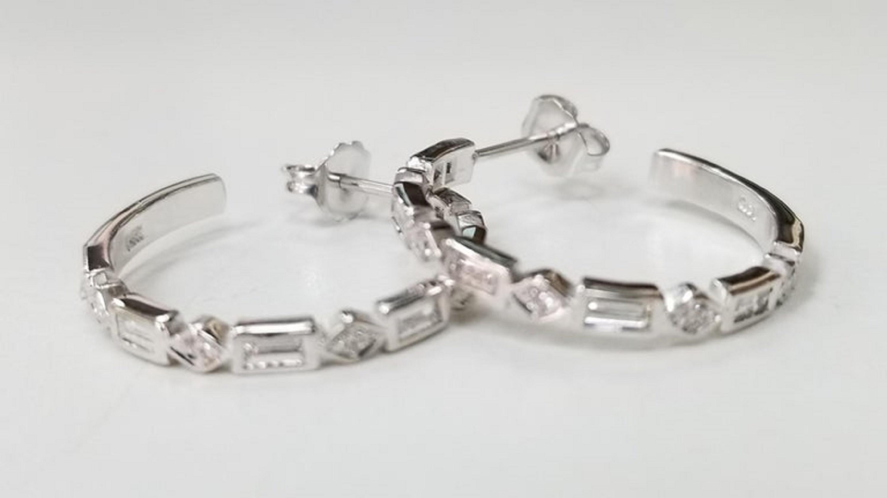 Contemporain Boucles d'oreilles en or blanc 14 carats avec diamants baguettes et ronds en vente