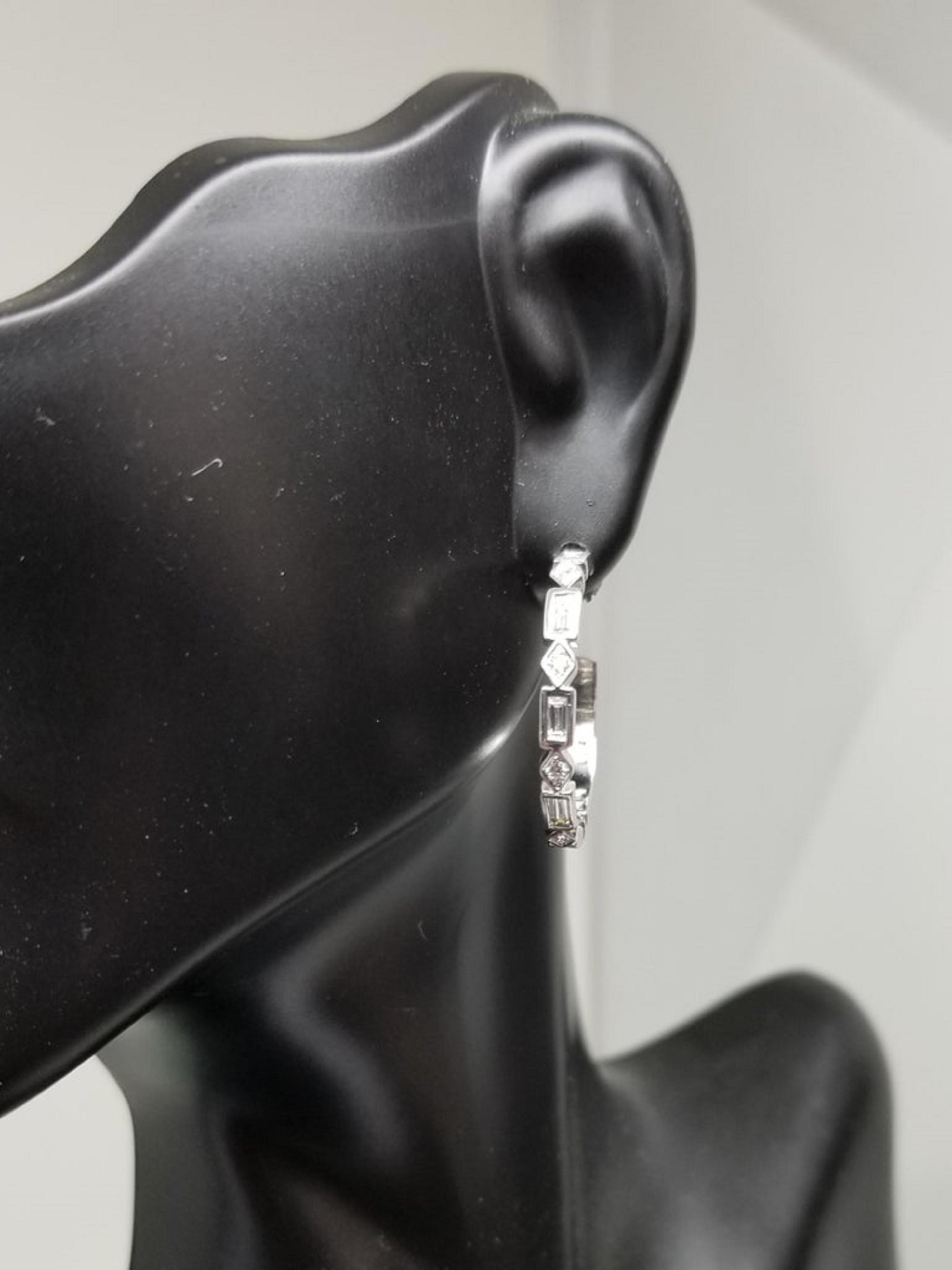 14 Karat White Gold Diamond Baguette and Round Earrings In New Condition For Sale In Los Angeles, CA