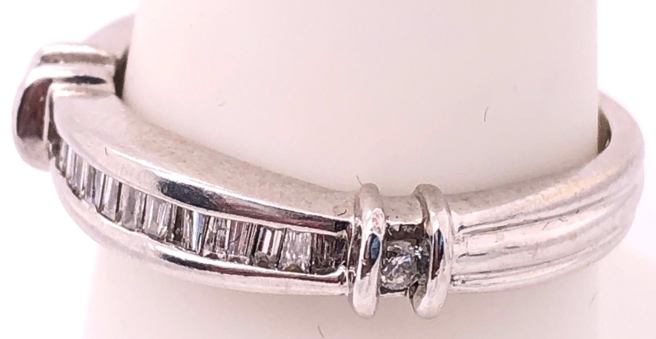 14 Karat White Gold Diamond Baguette Wedding Bridal Anniversary Band Ring In Good Condition For Sale In Stamford, CT