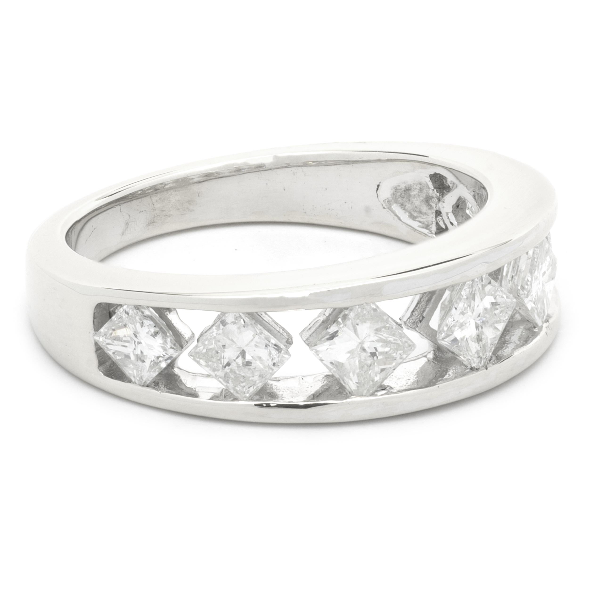 Designer: Personalizzato
Materiale: oro bianco 14 carati
Diamanti: 7 taglio princess = 1,19cttw
Colore: I
Chiarezza: SI1
Taglia: 5.25 (si prega di attendere due giorni in più per le taglie omaggio)
Dimensioni: l'anello misura 5.6 mm di