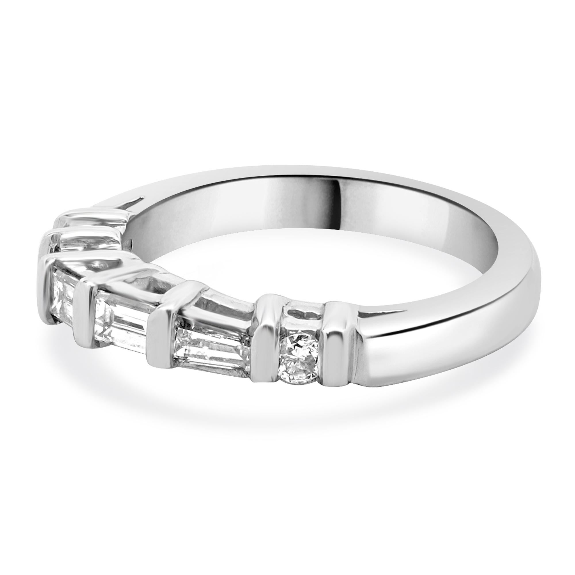 Designer: personalizzato
Materiale: platino
Diamante: taglio baguette e rotondo = 0,36cttw
Colore: G. H.
Chiarezza: SI1
Misura dell'anello: 5 (si prega di prevedere due giorni di spedizione in più per le richieste di misura)
Peso: 6.25 grammi
