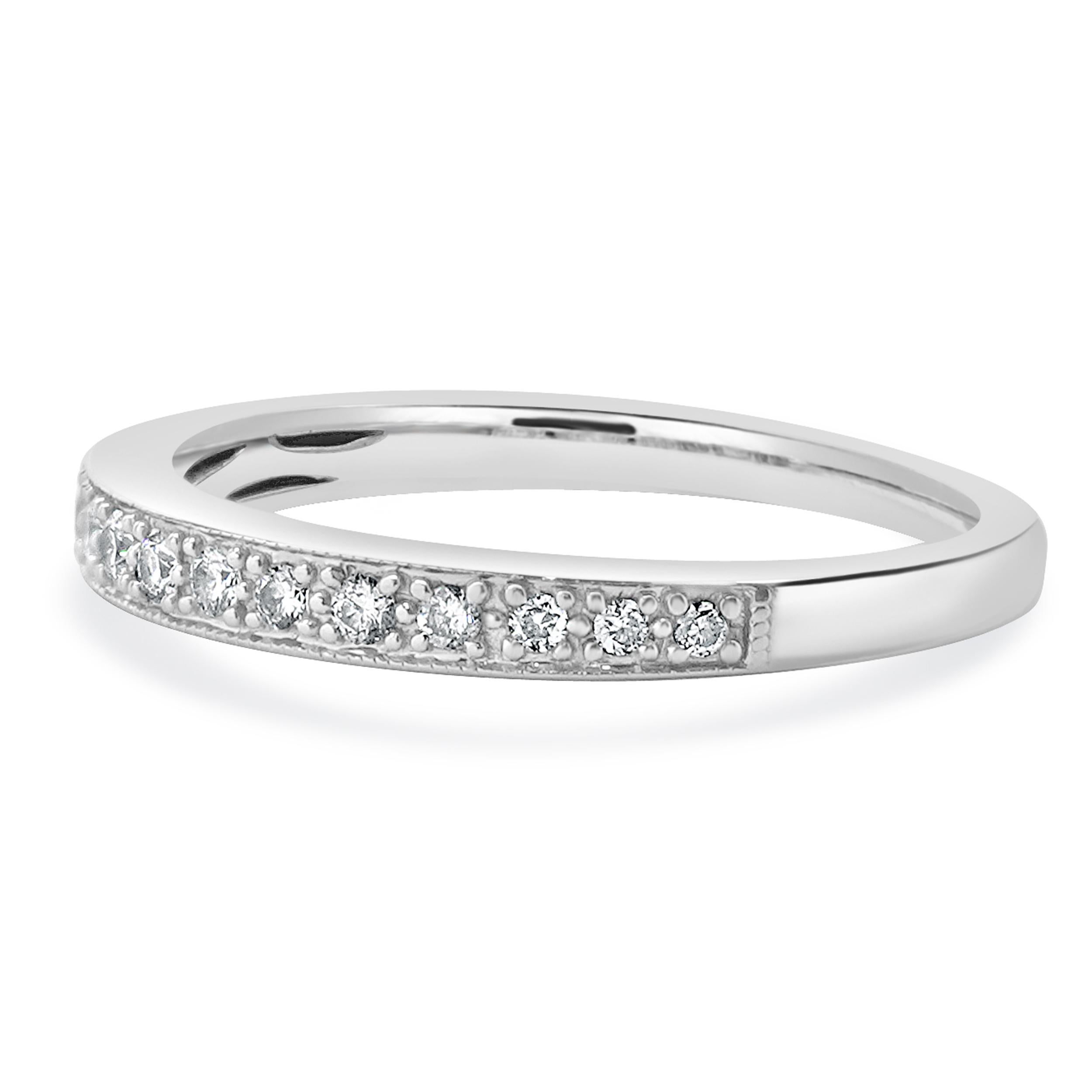 Designer: personalizzato
Materiale: oro bianco 14 carati
Diamante: 16 tagli rotondi a brillante = 0,16cttw
Colore: I
Chiarezza: SI2-I1
Misura dell'anello: 5 (si prega di prevedere due giorni di spedizione in più per le richieste di misura)
Peso: