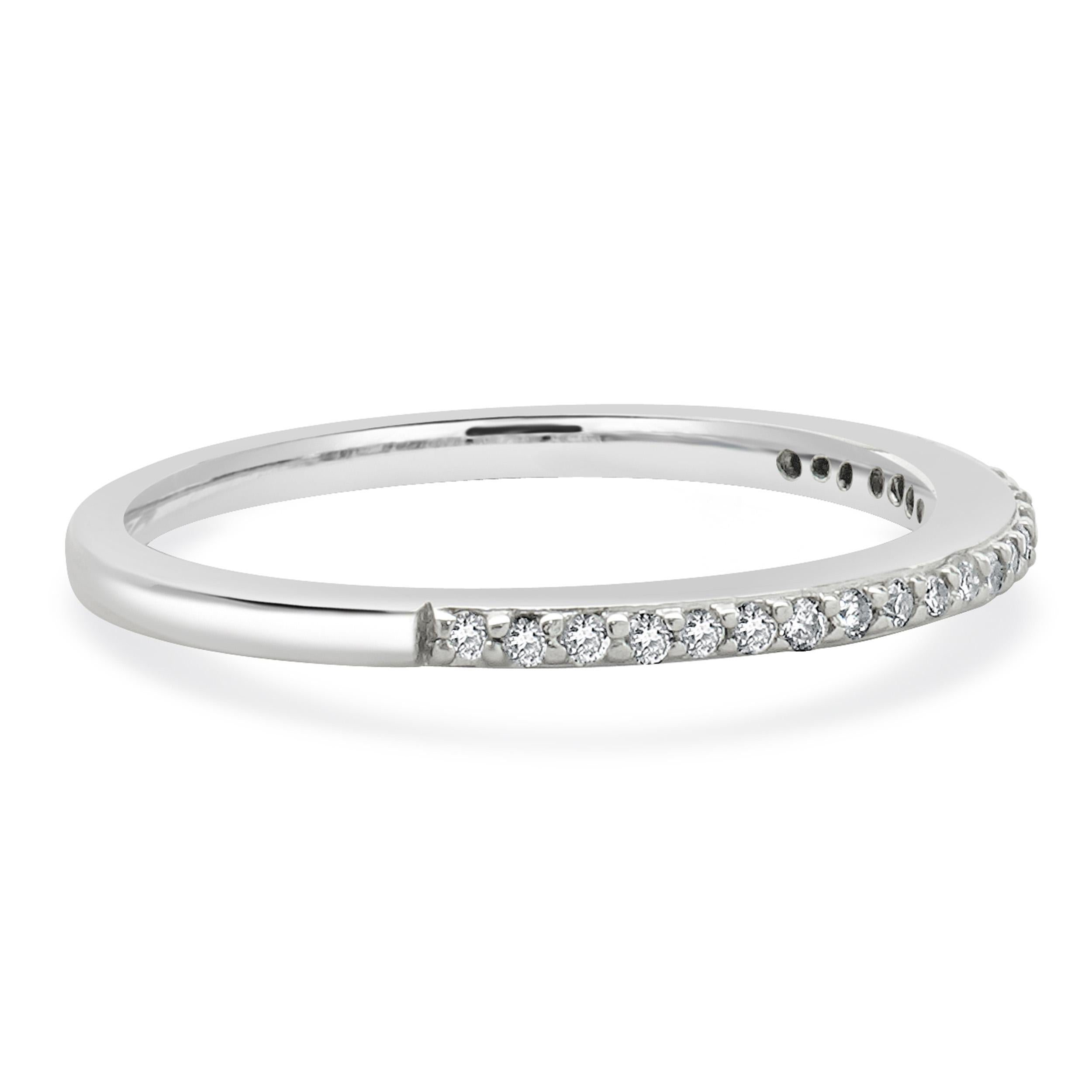 Designer: personalizzato
Materiale: oro bianco 14 carati
Diamante: taglio rotondo brillante = 0,11cttw
Colore: H/I
Chiarezza: SI2
Misura dell'anello: 5 (si prega di prevedere due giorni di spedizione in più per le richieste di misura)
Peso: 1.24