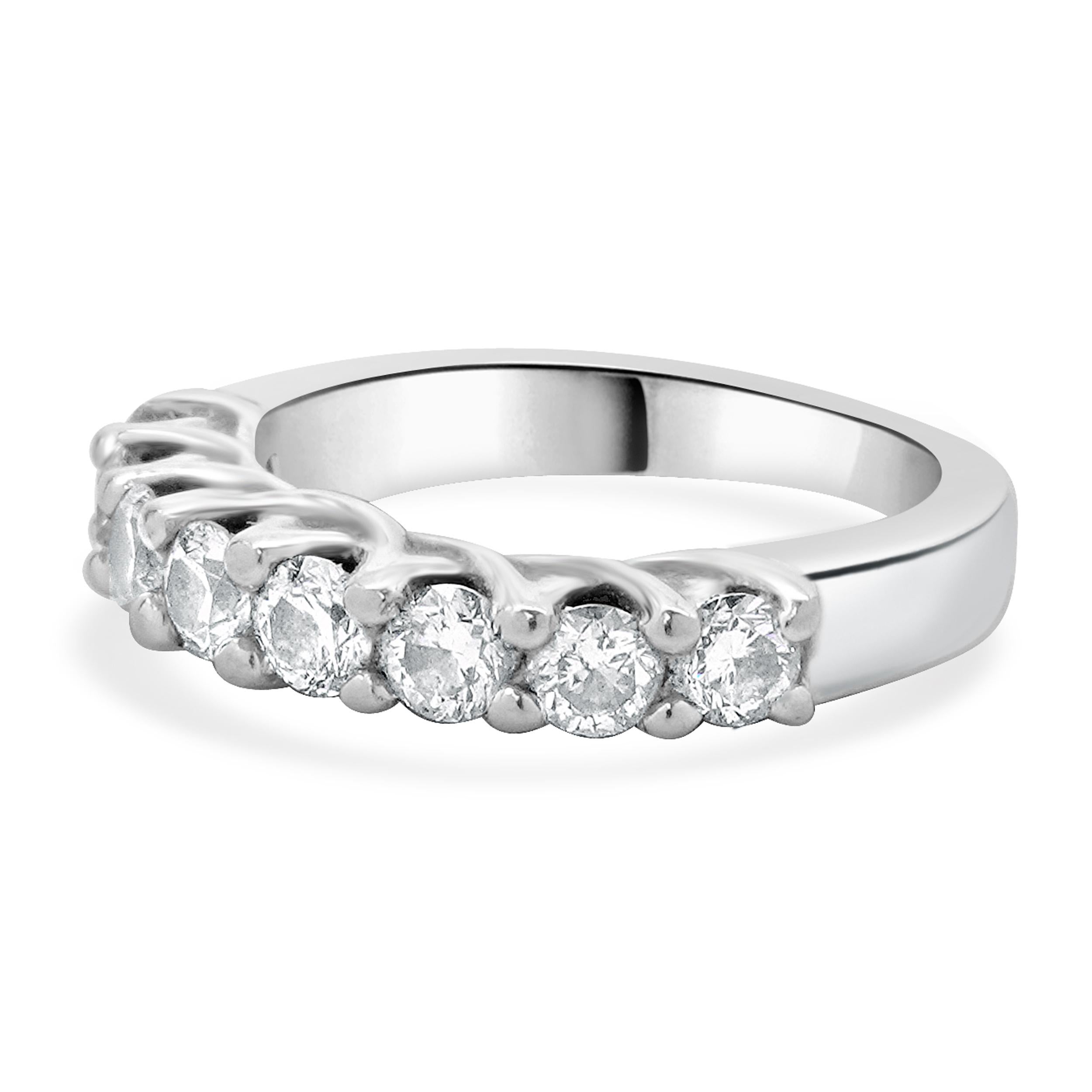 Designer: personalizzato
Materiale: oro bianco 14 carati
Diamante: 8 brillanti rotondi = 0,80cttw
Colore: G
Chiarezza: SI1
Misura dell'anello: 5 (si prega di prevedere due giorni di spedizione in più per le richieste di misura)
Peso: 4,38 grammi
