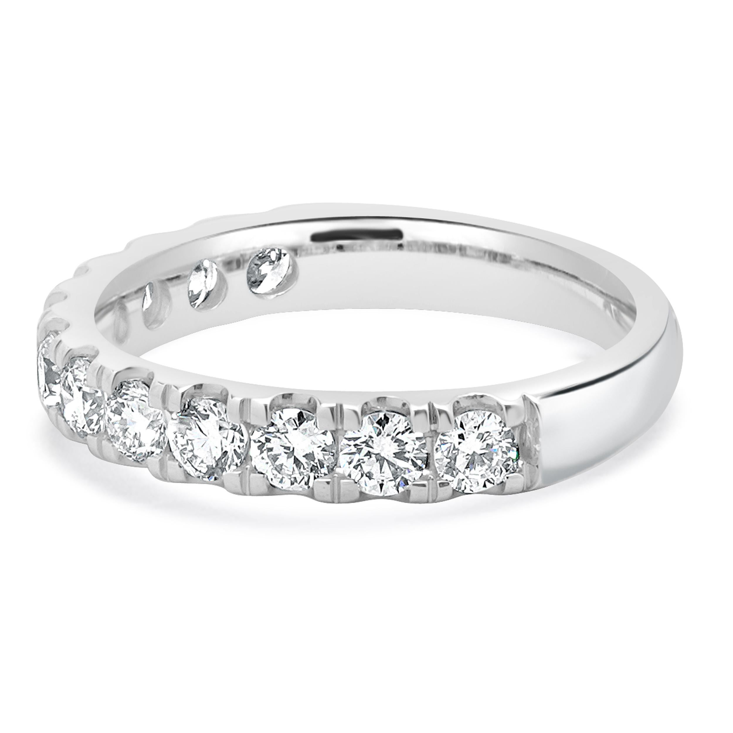 Diseñador: custom
Material: oro blanco de 14 quilates
Diamante: talla brillante redondo = 1.00cttw
Color: G
Claridad: SI1
Tamaño del anillo: 6.5 (prevea dos días de envío adicionales para las solicitudes de tamaño)
Peso: 3.76 gramos