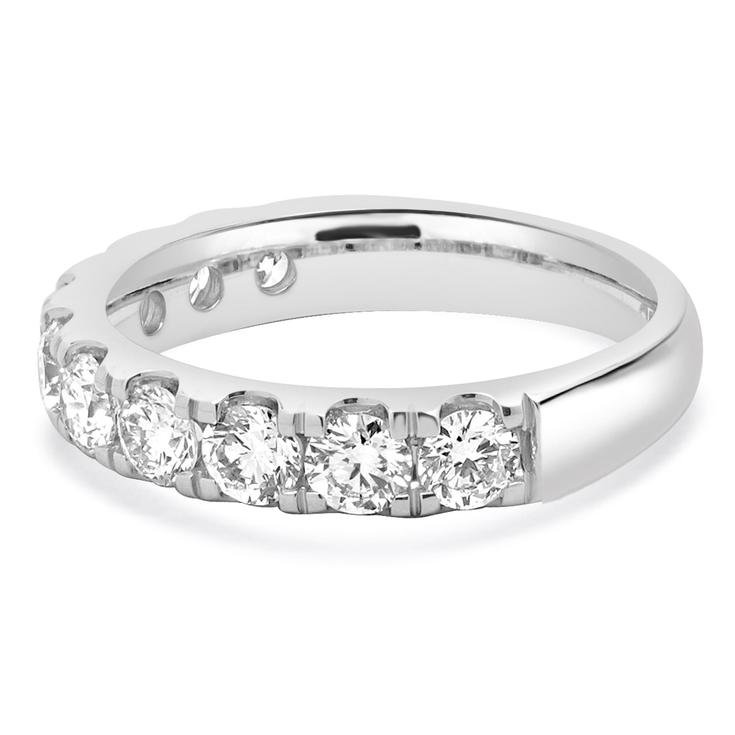 Diseñador: custom
Material: oro blanco de 14 quilates
Diamante: talla brillante redonda = 1,40cttw
Color: G
Claridad: SI1
Tamaño del anillo: 6.5 (prevea dos días de envío adicionales para las solicitudes de tamaño)
Peso: 4.97 gramos