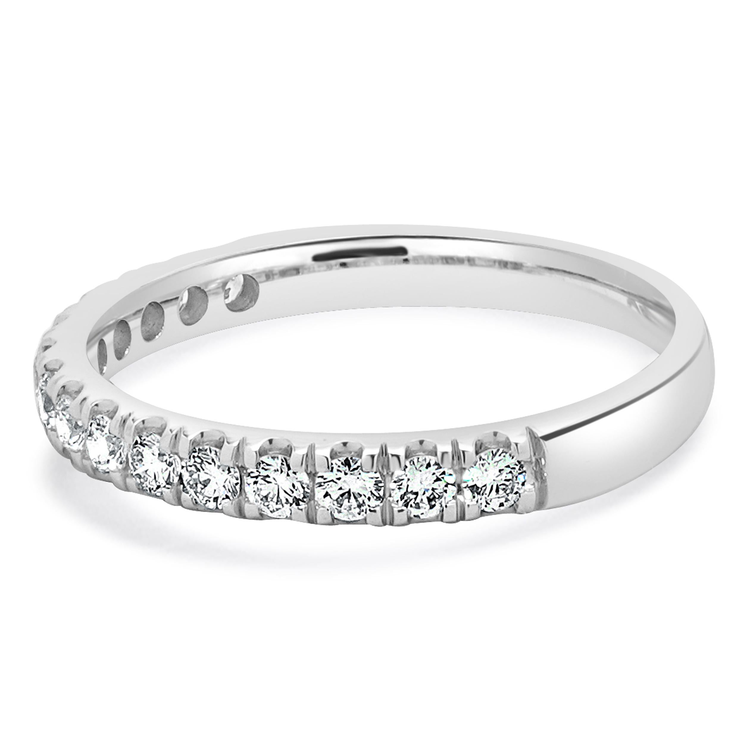 Diseñador: custom
Material: oro blanco de 14 quilates
Diamante: talla brillante redonda = 0,50cttw
Color: G
Claridad: SI1
Tamaño del anillo: 6.5 (prevea dos días de envío adicionales para las solicitudes de tamaño)
Peso: 2.67 gramos