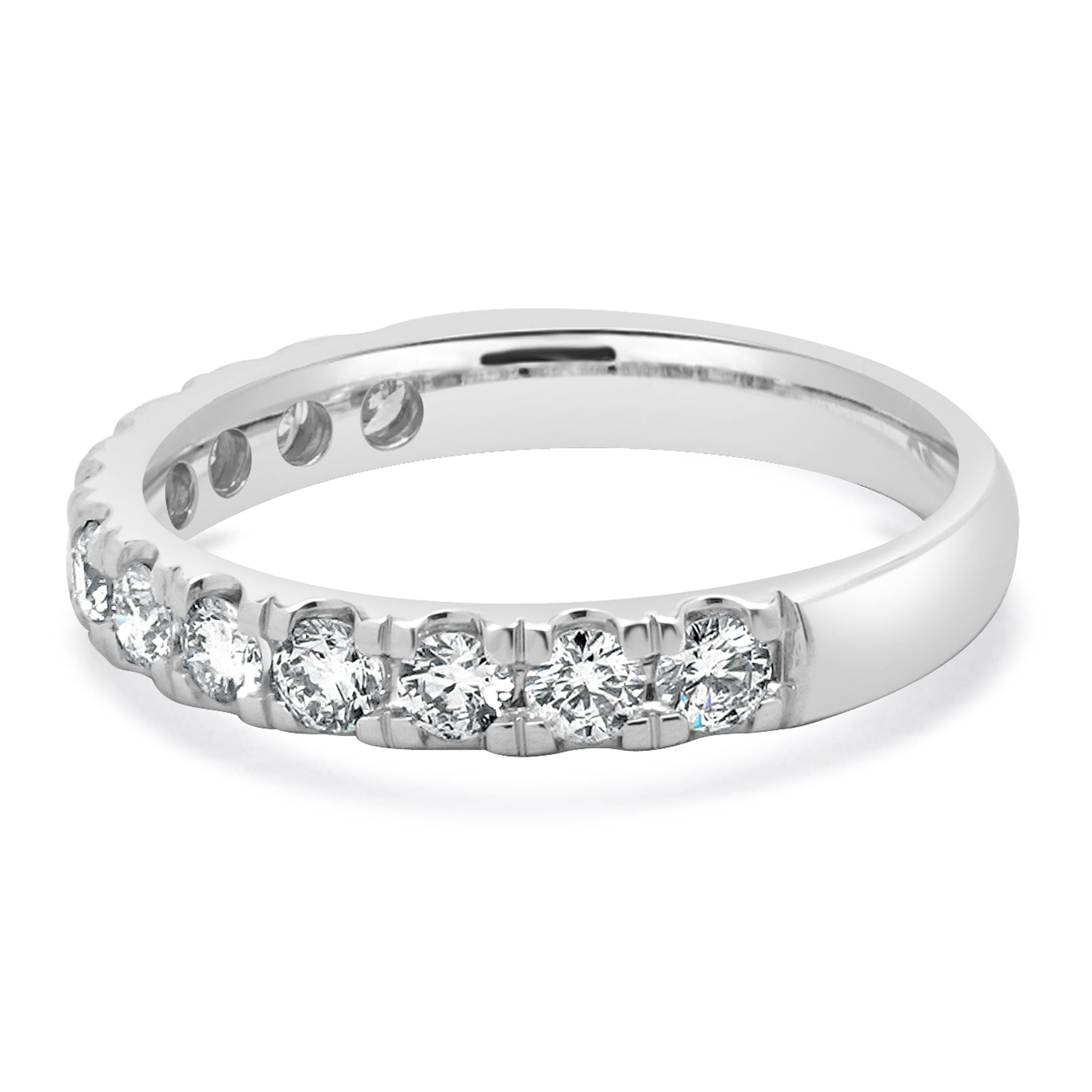 Diseñador: custom
Material: oro blanco de 14 quilates
Diamante: talla brillante redondo = 0.75cttw
Color: G
Claridad: SI1
Tamaño del anillo: 6.5 (prevea dos días de envío adicionales para las solicitudes de tamaño)
Peso: 3.32 gramos