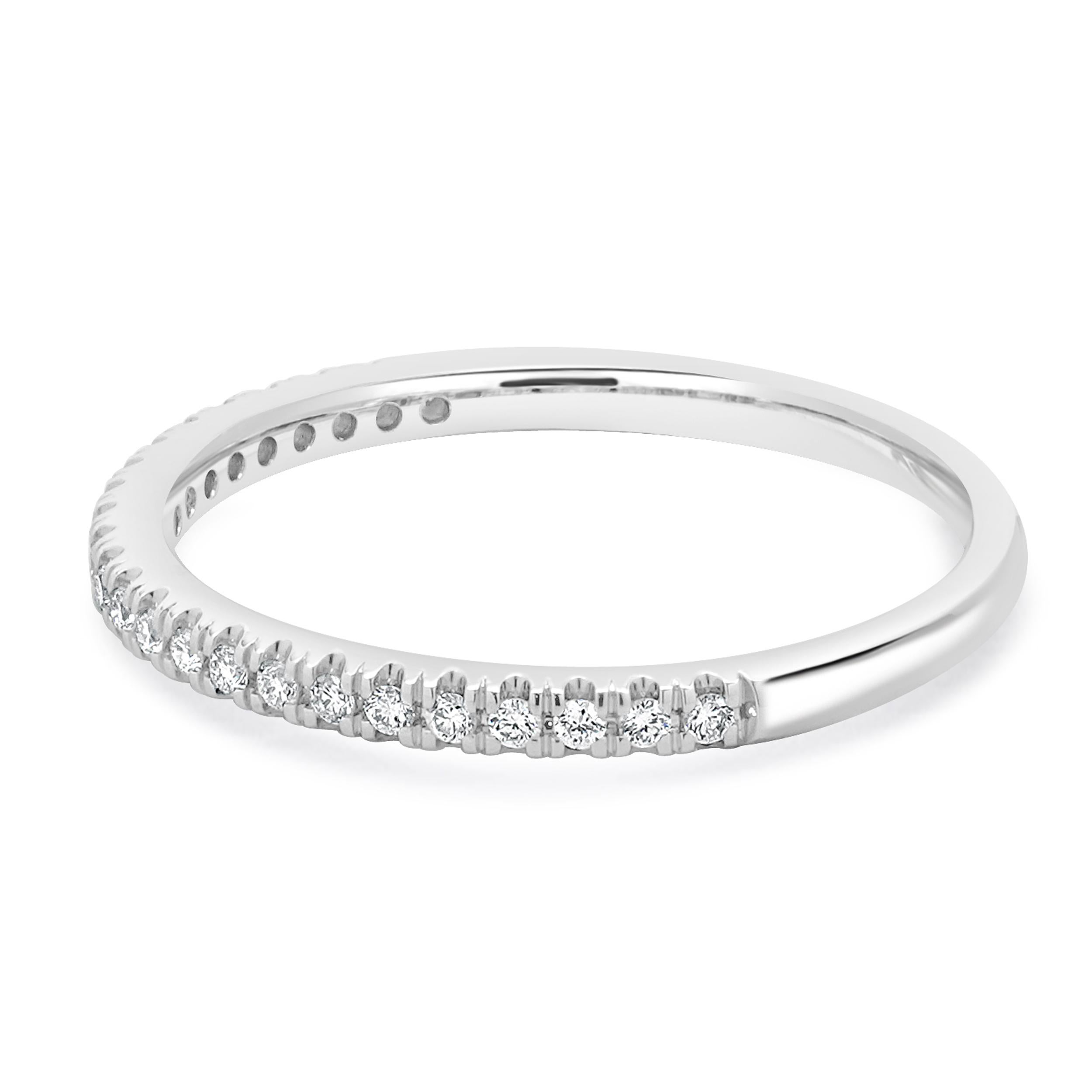 Designer: personalizzato
Materiale: oro bianco 14 carati
Diamante: 20 tagli rotondi a brillante = 0,10cttw
Colore: I / J
Chiarezza: SI2
Misura dell'anello: 6.5 (si prega di prevedere due giorni di spedizione in più per le richieste di misura)
Peso: