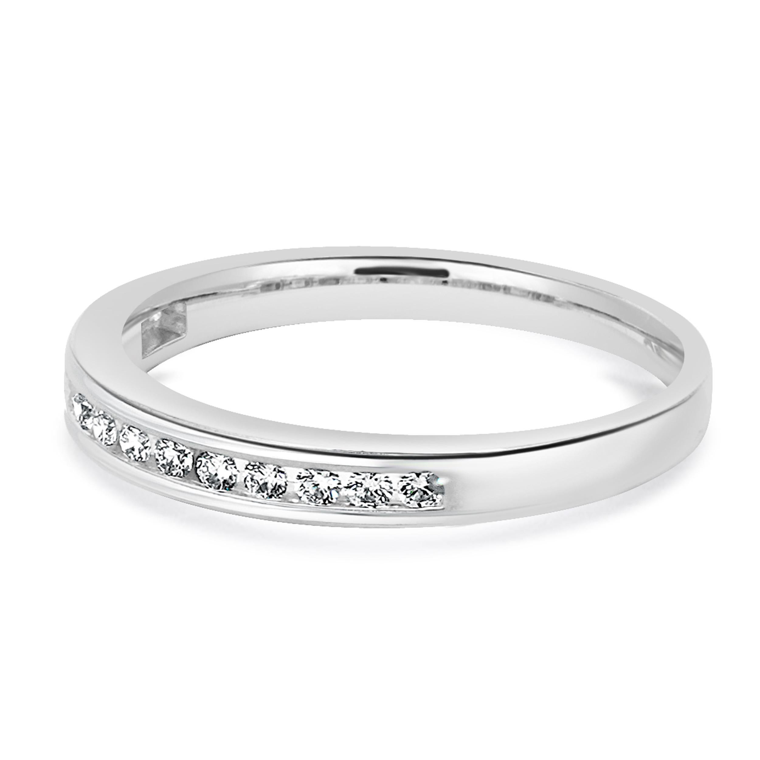 Concepteur : personnalisé
Matériau : Or blanc 14K
Diamant : 15 tailles rondes = 0,16cttw
Couleur : I
Clarté : SI1
Taille de la bague : 7.25 (veuillez prévoir deux jours de livraison supplémentaires pour les demandes de taille)
Poids : 2.2 grammes
