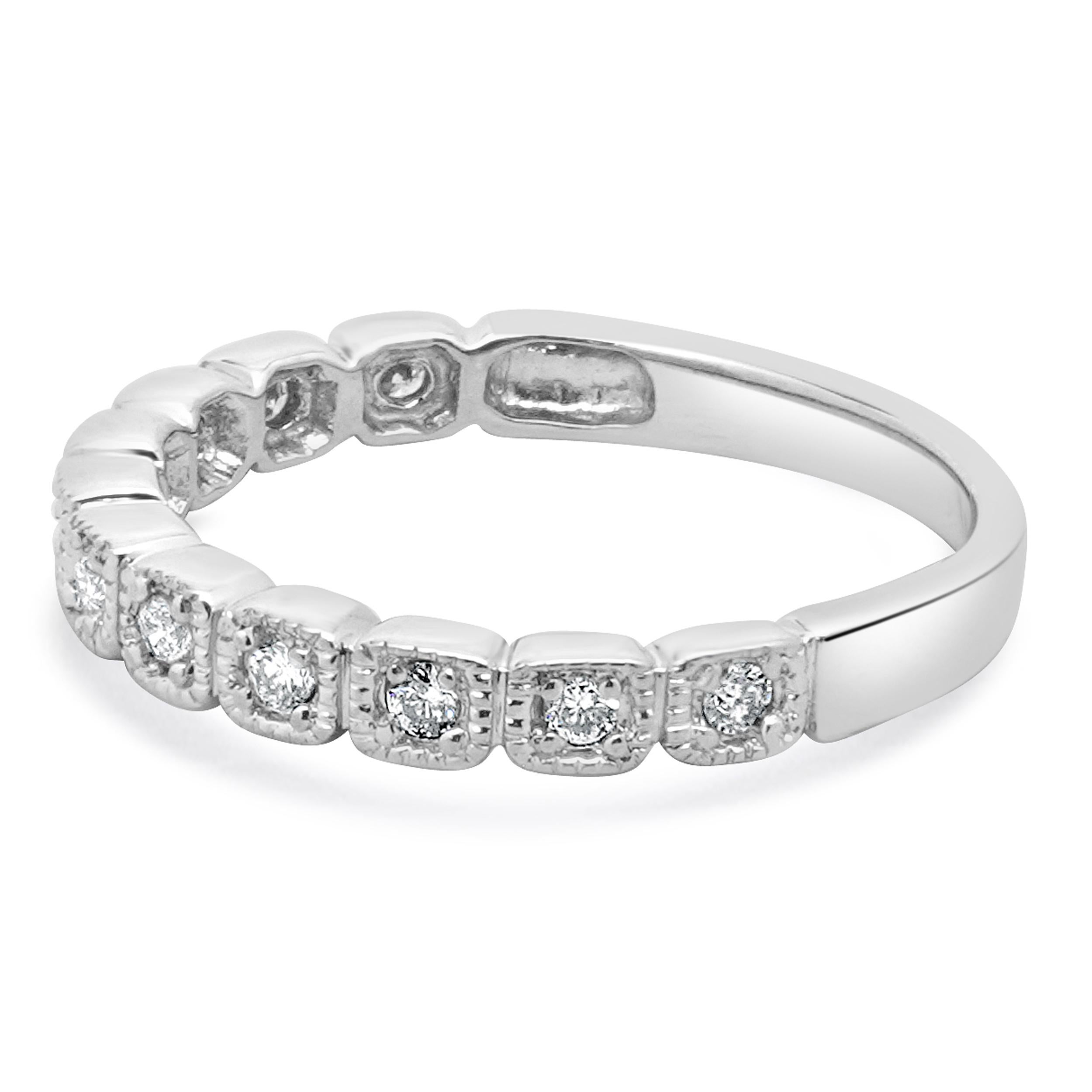 Diseñador: custom
Material: oro blanco de 14 quilates
Diamante: 11 talla redonda = 0,15ctw
Color: H 
Claridad: SI3-I1
Tamaño del anillo: 5.5 (prevea dos días de envío adicionales para las solicitudes de tamaño)
Peso: 2.30 gramos
