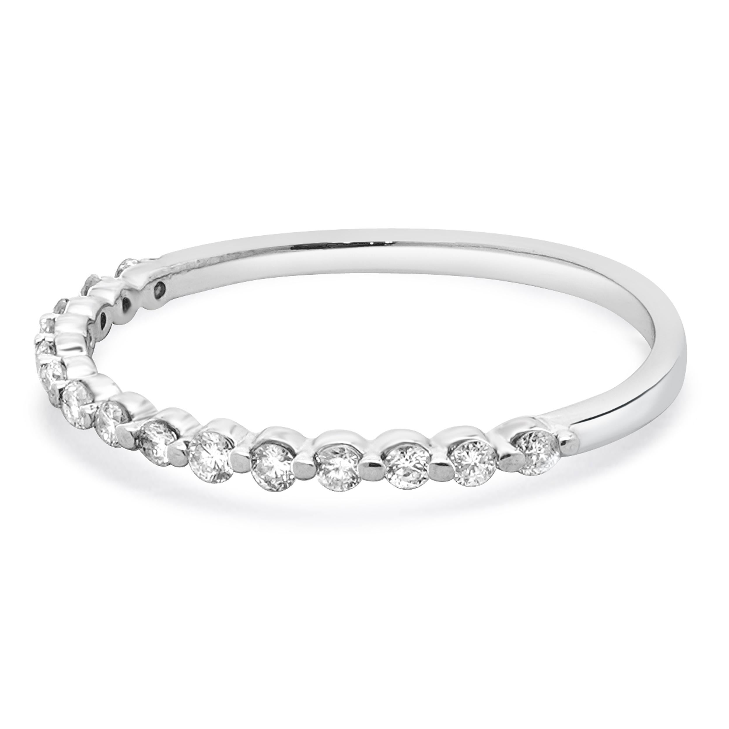 Diseñador: diseño personalizado
Material: 14k oro blanco
Diamante: 15 talla redonda = 0,23ctw
Color: H
Claridad: SI2
Talla: 7.5 (por favor, prevea dos días de envío adicionales para solicitudes de talla)
Dimensiones: el anillo mide 1.42 mm de