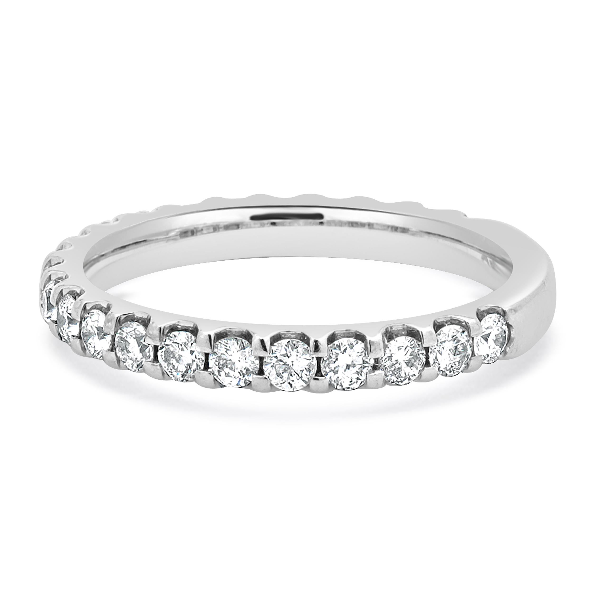 Concepteur : personnalisé
Matériau : Or blanc 14K
Diamant : 23 diamants ronds de taille brillant = 0,57cttw
Couleur : I
Clarté : SI2-I1
Taille de la bague : 6.25 (veuillez prévoir deux jours de livraison supplémentaires pour les demandes de