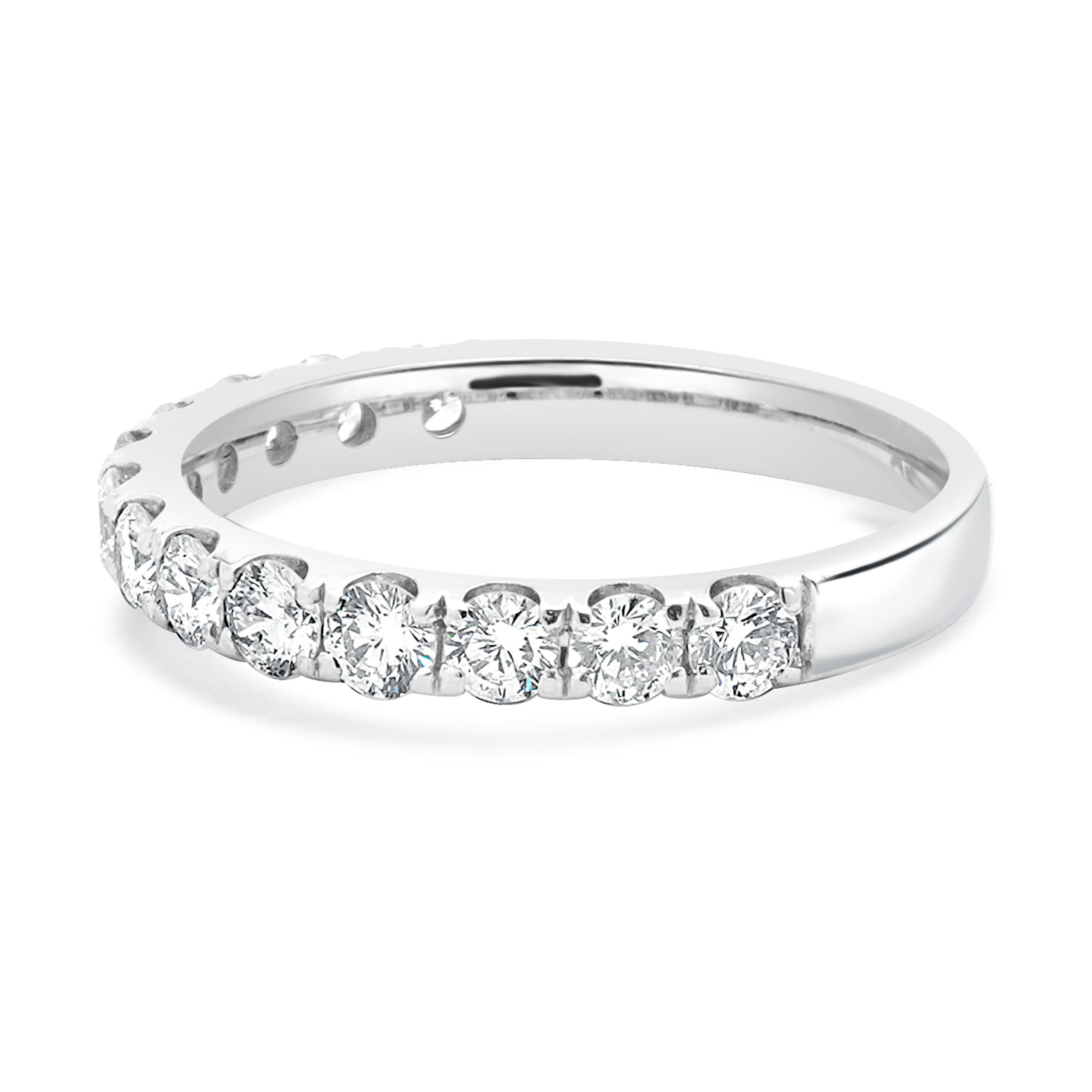 Designer: personalizzato
Materiale: oro bianco 14 carati
Diamante: 14 tagli tondi a brillante = 0,70cttw
Colore: G / H.
Chiarezza: SI1
Misura dell'anello: 5.25 (si prega di prevedere due giorni di spedizione in più per le richieste di misura)
Peso: