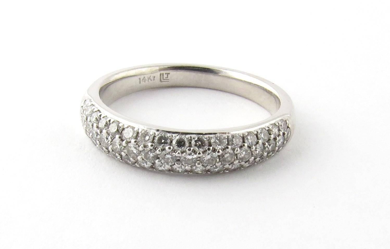 14 Karat White Gold Diamond Band In Excellent Condition In Washington Depot, CT