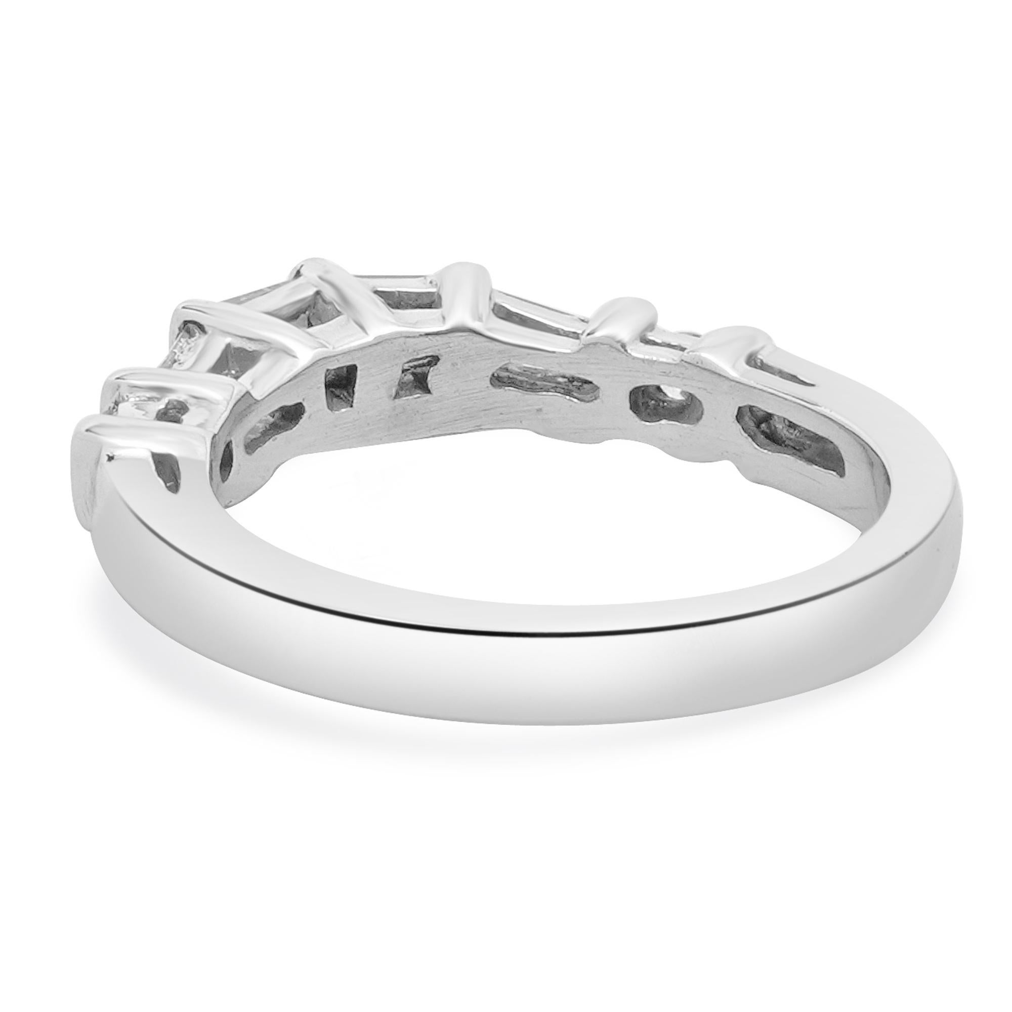 Taglio baguette Fascia di diamanti in platino in vendita