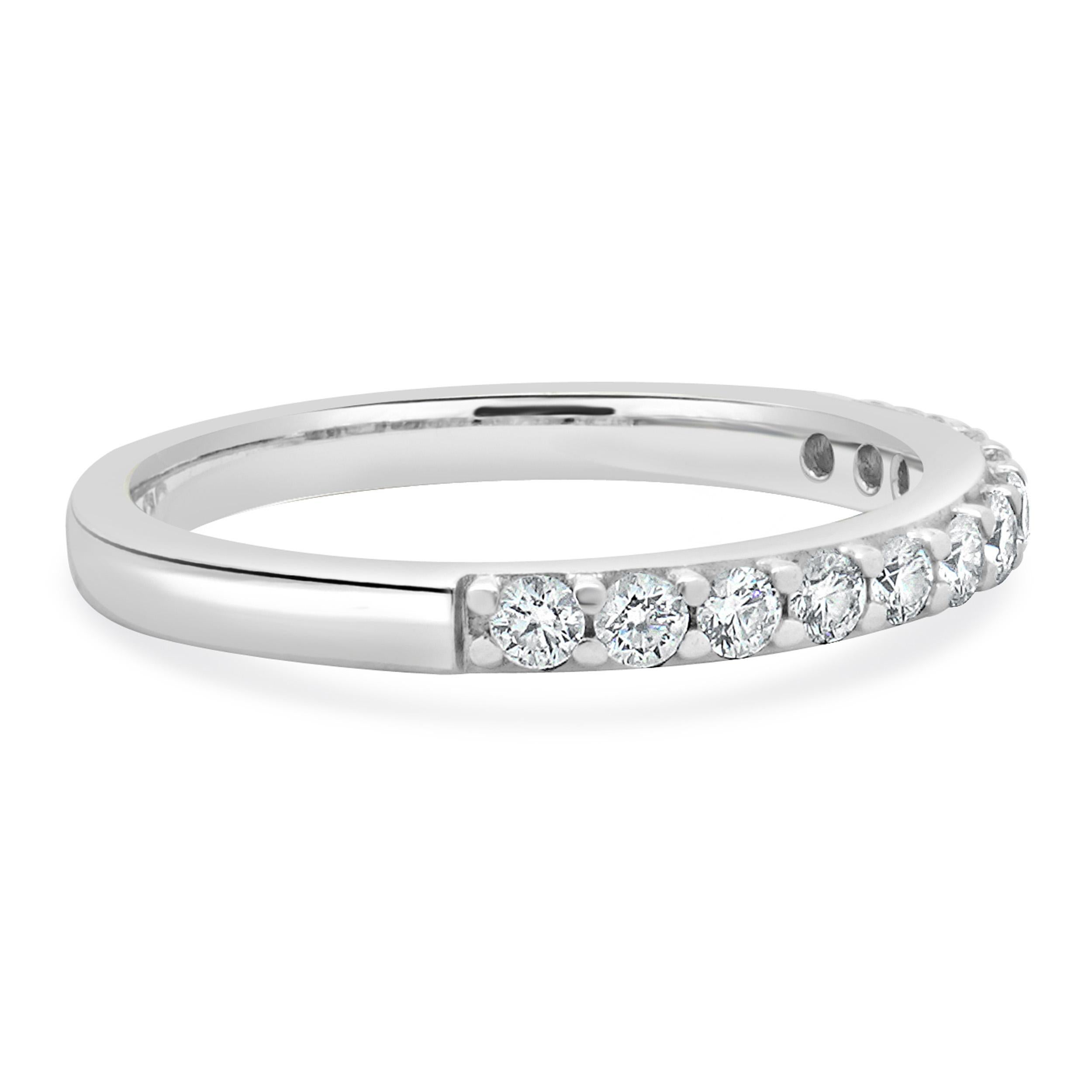 18 Karat White Gold Diamond Band In Excellent Condition For Sale In Scottsdale, AZ