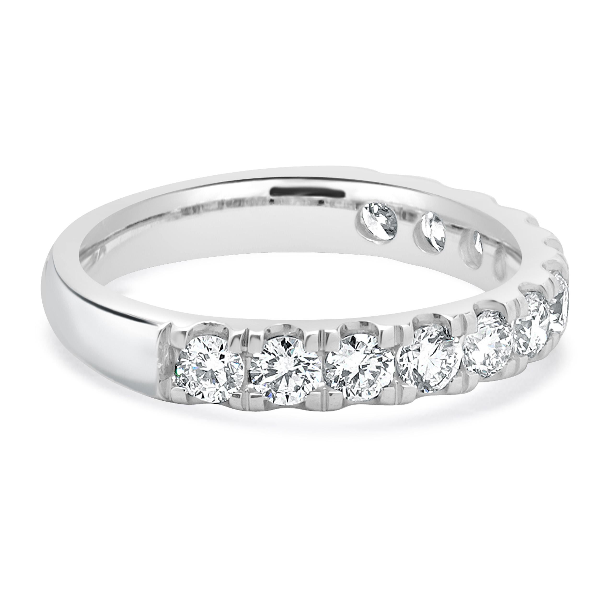 Anillo de diamantes de oro blanco de 14 quilates en Excelente estado para la venta en Scottsdale, AZ