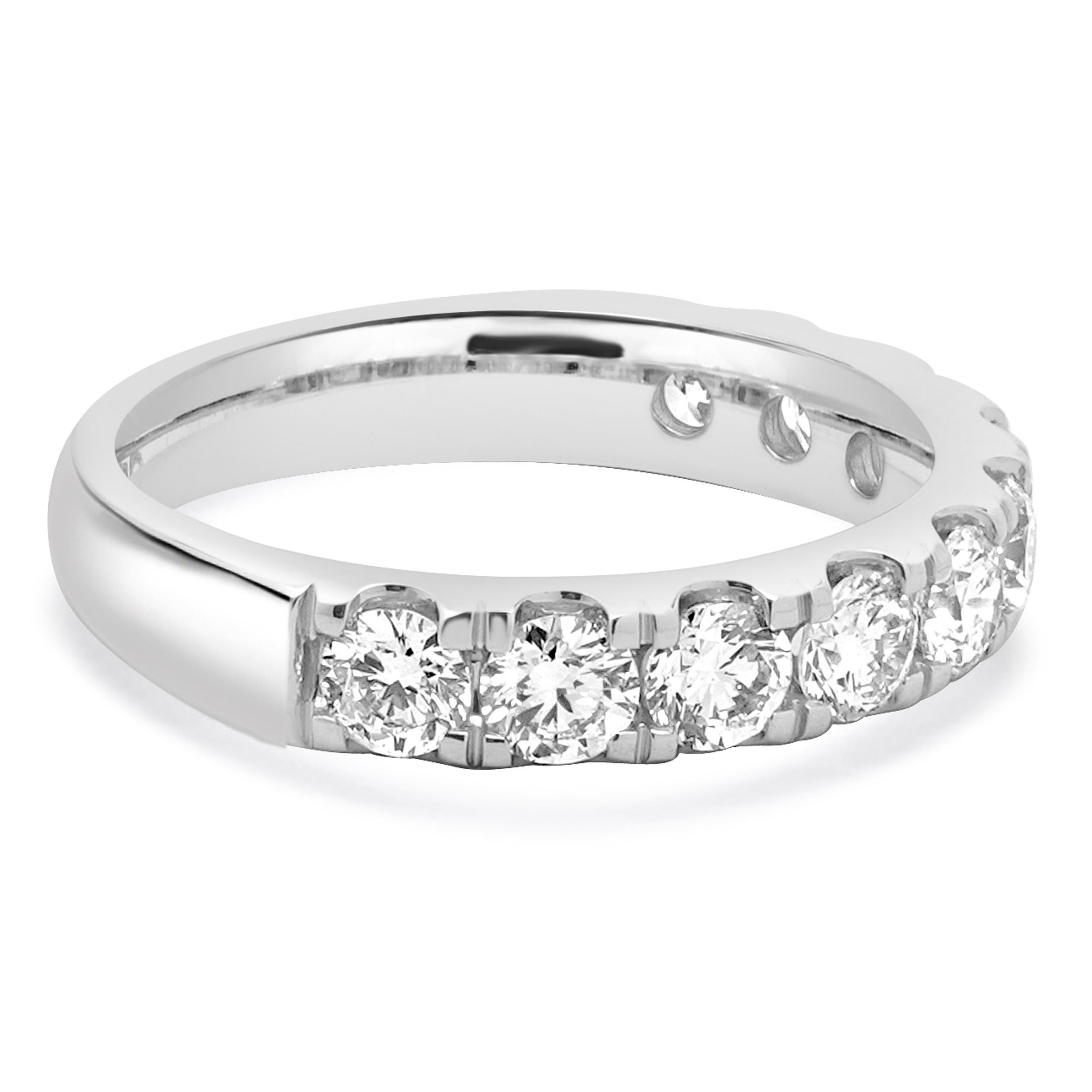 Anillo de diamantes de oro blanco de 14 quilates en Excelente estado para la venta en Scottsdale, AZ