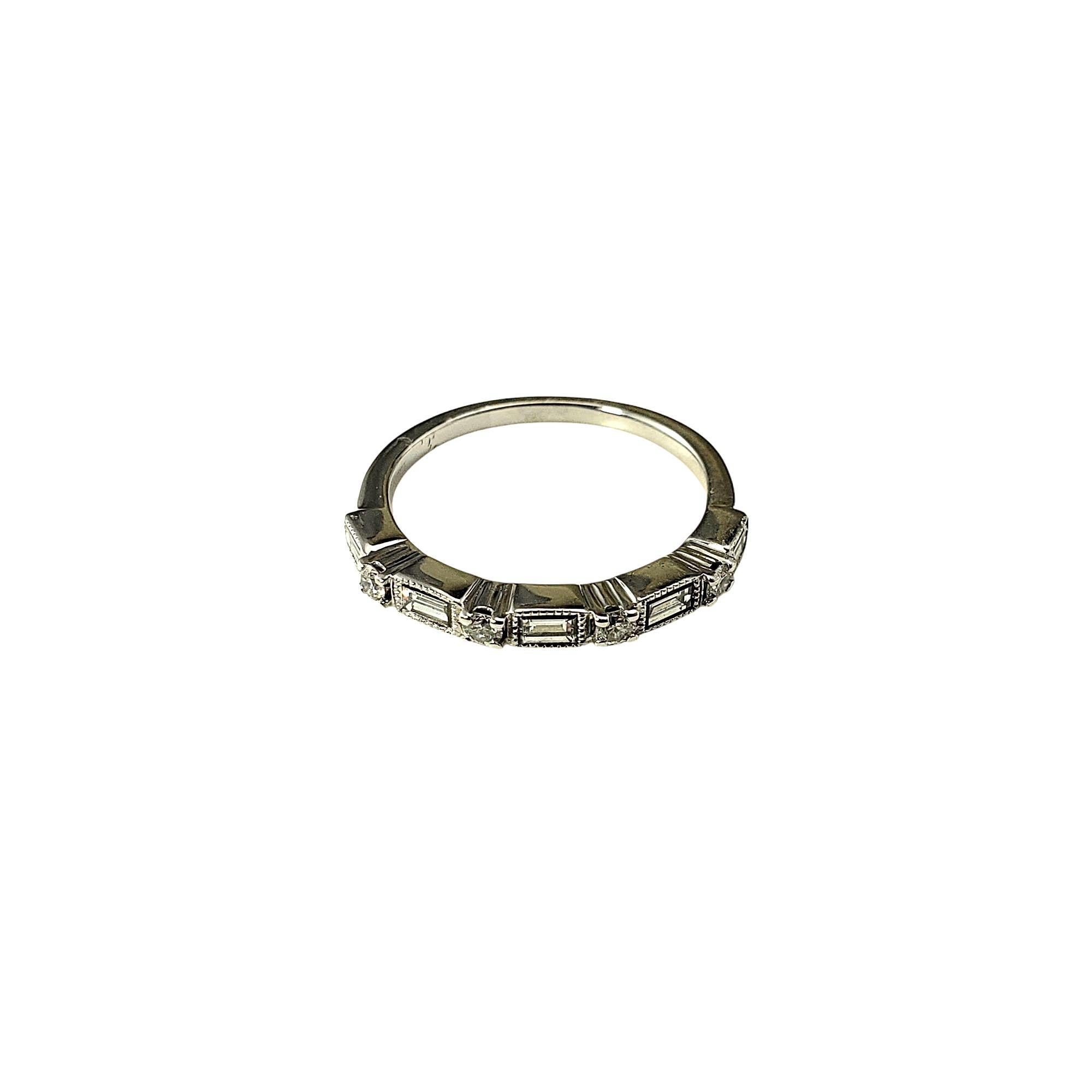 Anillo de oro blanco de 14 quilates con diamantes talla 5.5

Elegante y atemporal, este anillo de oro blanco de 14 quilates presenta un llamativo diseño con cinco diamantes talla baguette alternados entre cuatro diamantes talla brillante redondos,