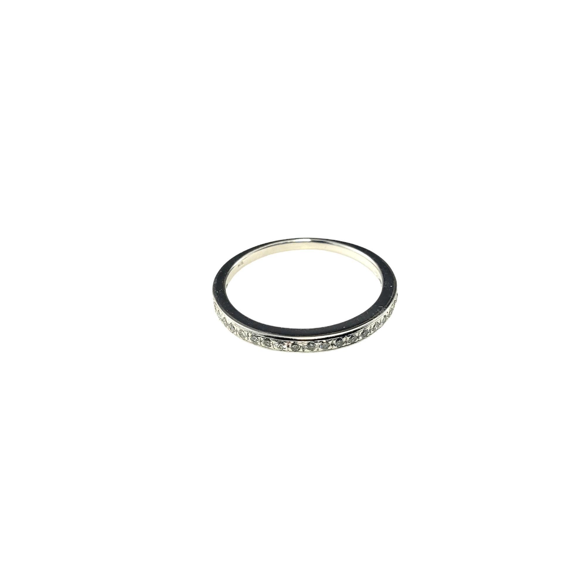 14 Karat Weißgold Diamantband Ring Größe 5,75-

Dieses funkelnde Band ist mit 19 runden Diamanten im Brillantschliff in klassischem 14-karätigem Weißgold gefasst.  Breite: 2 mm.

Ungefähres Gesamtgewicht der Diamanten: .14ct.

Farbe des Diamanten: