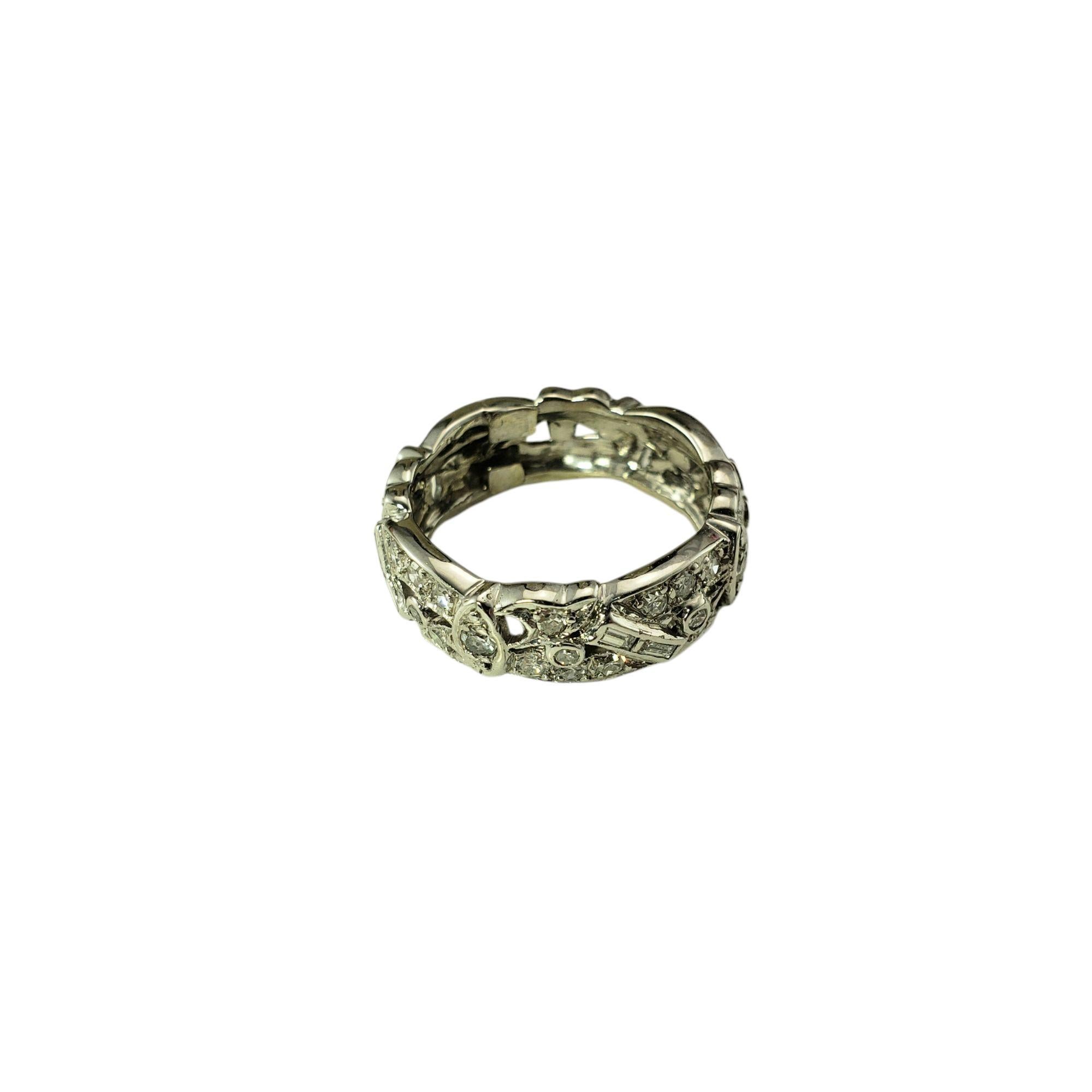 Anello a fascia in oro bianco 14 carati e diamanti misura 7

Questo scintillante anello a fascia è caratterizzato da 27 diamanti rotondi a taglio singolo incastonati in oro bianco 14K dai dettagli meravigliosi.

 Larghezza: 7 mm.

Peso