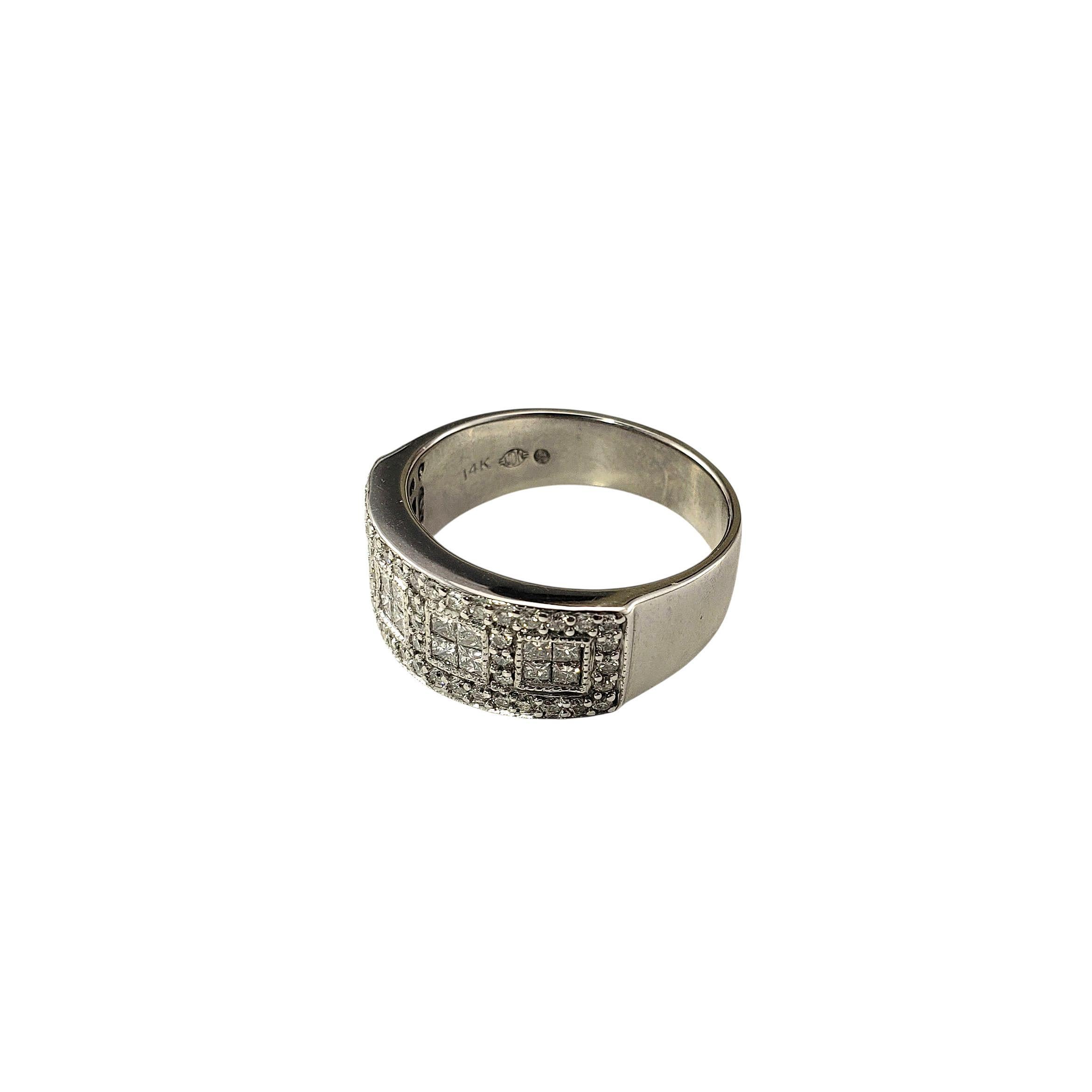 Anello con diamante in oro bianco 14K misura 7,25

Realizzata in oro bianco 14 carati, questa fascia larga sfoggia un'abbagliante combinazione di 12 diamanti taglio princess e 53 diamanti tondi taglio brillante, per creare il massimo dello