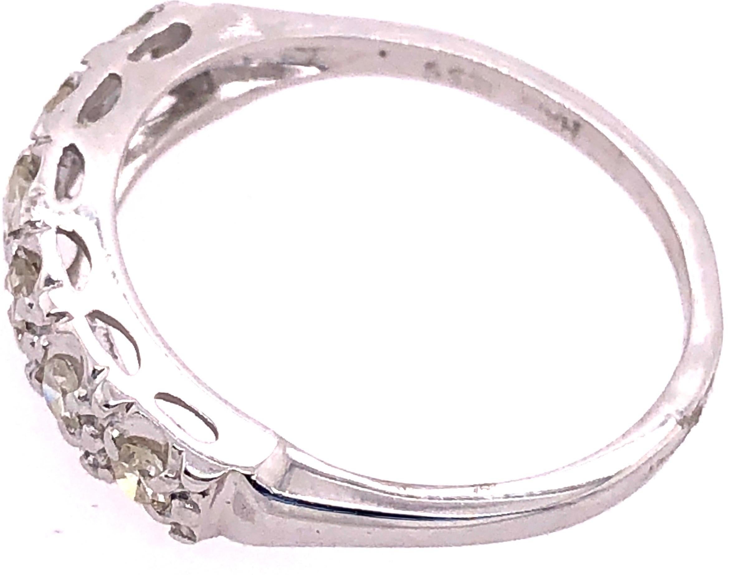 Moderne Alliance d'anniversaire de mariage en or blanc 14 carats avec diamants d'un poids total de 0,50 carat en vente
