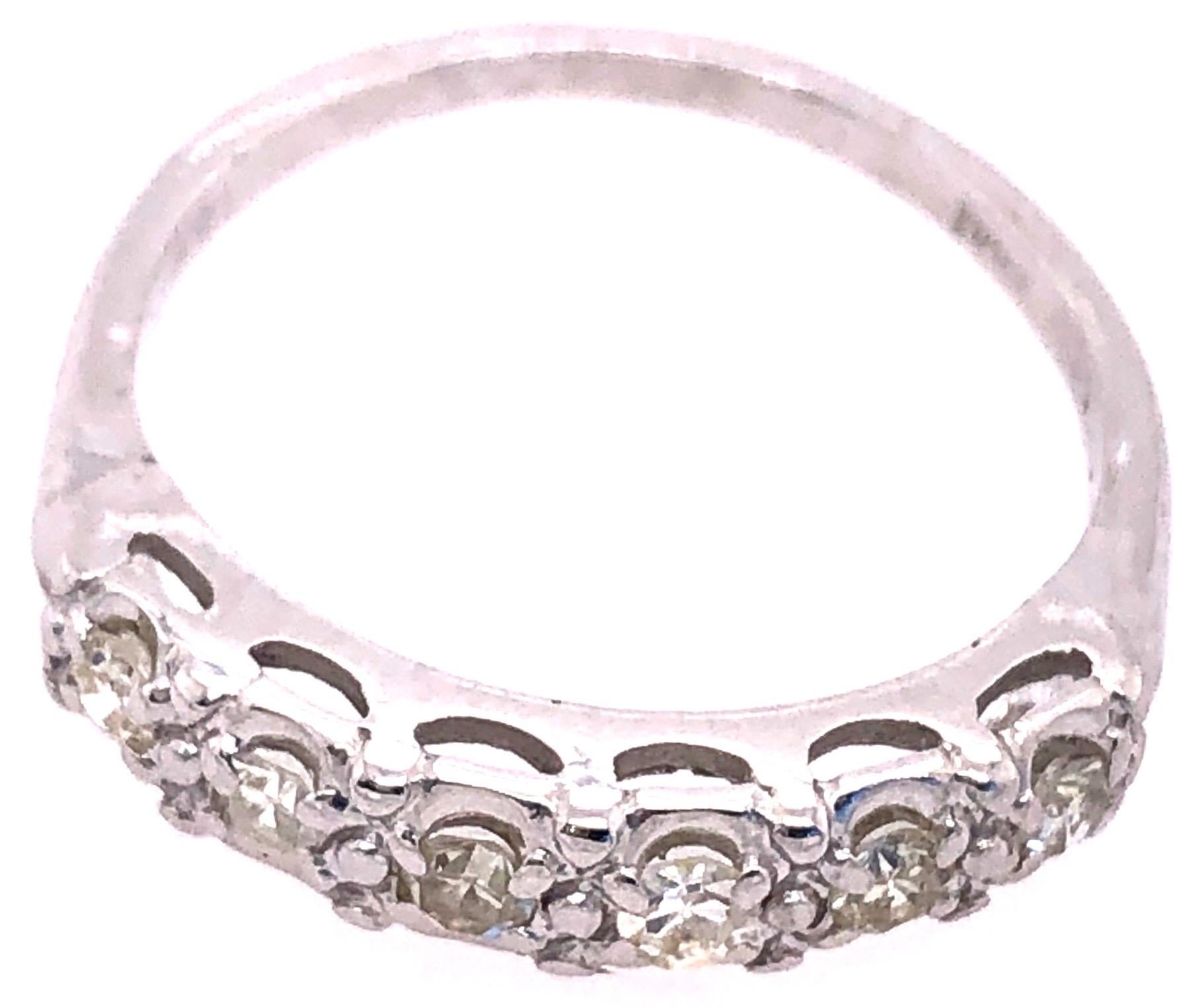 Taille ronde Alliance d'anniversaire de mariage en or blanc 14 carats avec diamants d'un poids total de 0,50 carat en vente