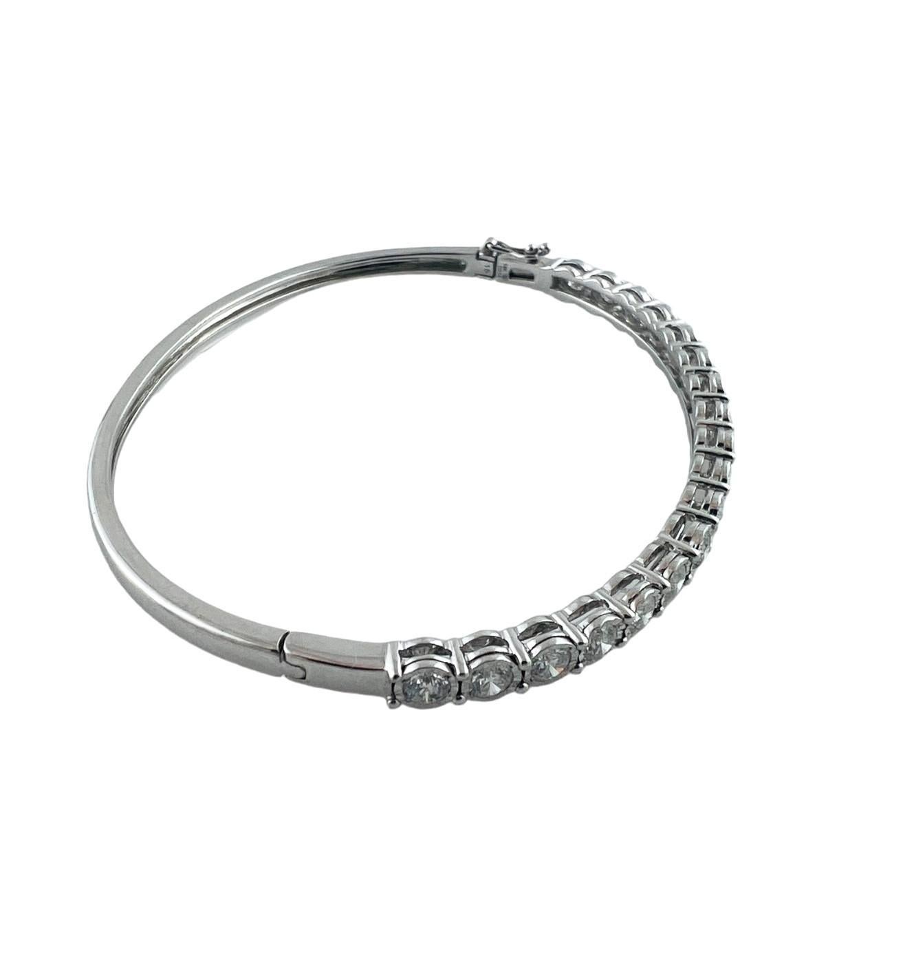 Taille brillant Bracelet jonc en or blanc 14 carats et diamants n° 16747 en vente