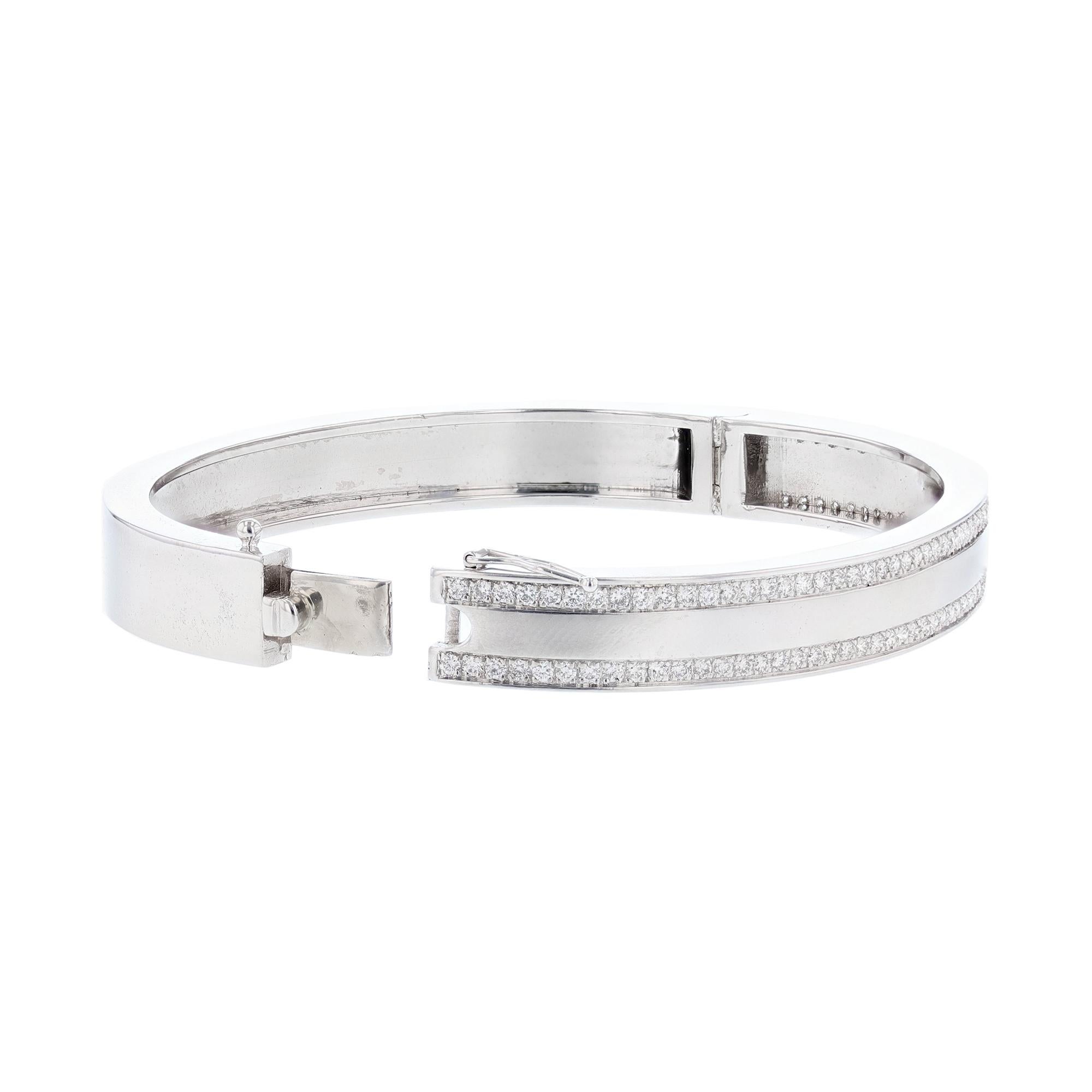 Questo braccialetto è realizzato in oro bianco 14K e presenta 140 diamanti taglio rotondo con incastonatura a forchetta per un peso di 1,61 carati, con un grado di colore (H) e di purezza (SI2).