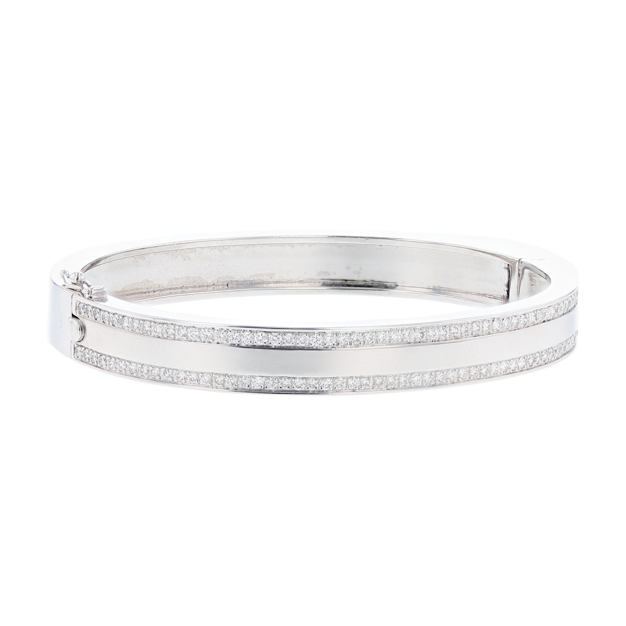 Taglio rotondo Bangle con diamanti in oro bianco 14 carati in vendita