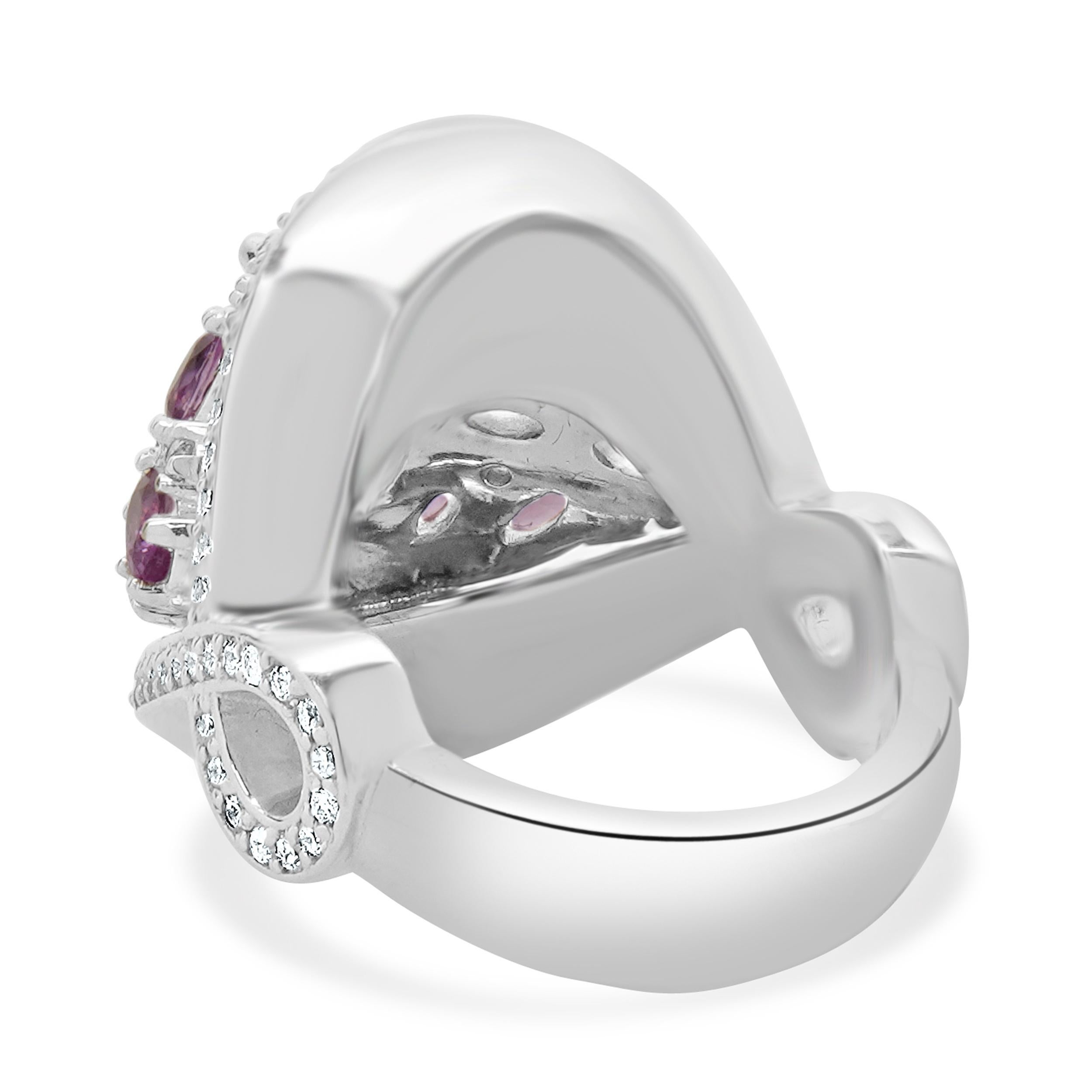 Taglio ovale Anello con diamanti, zaffiri blu e rosa in oro bianco 14 carati in vendita