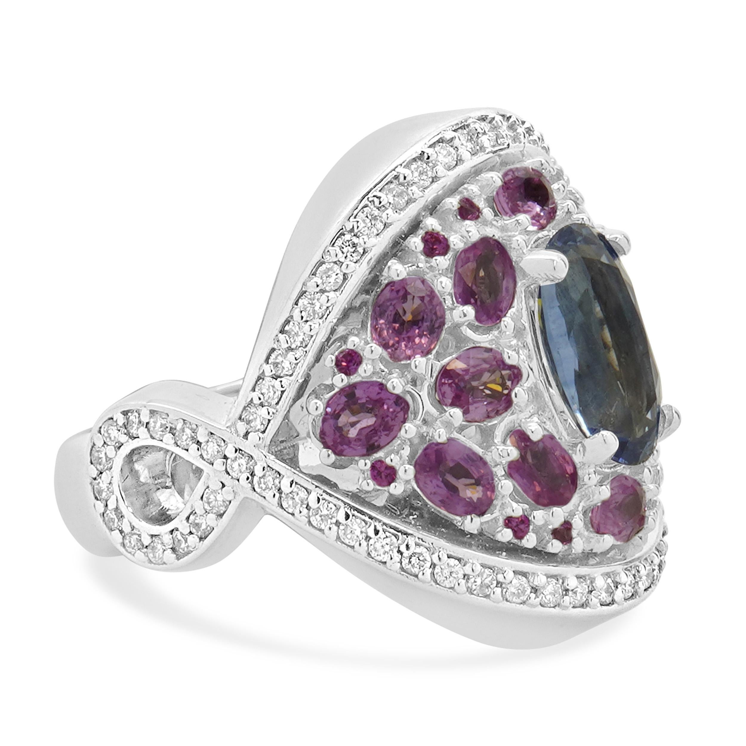 Anello con diamanti, zaffiri blu e rosa in oro bianco 14 carati In condizioni ottime in vendita a Scottsdale, AZ